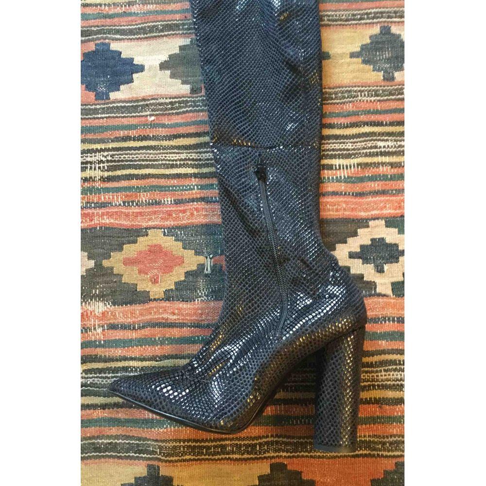 Francesco Scognamiglio Cloth Boots in Black

Francesco Scognamiglio ankle boot in slightly stretch black fabric, python effect, with inside zip. Insole length 24 cm, heel 11 cm, leg length 67 cm, leg width 19 cm The boot is numbered 39 and is new.