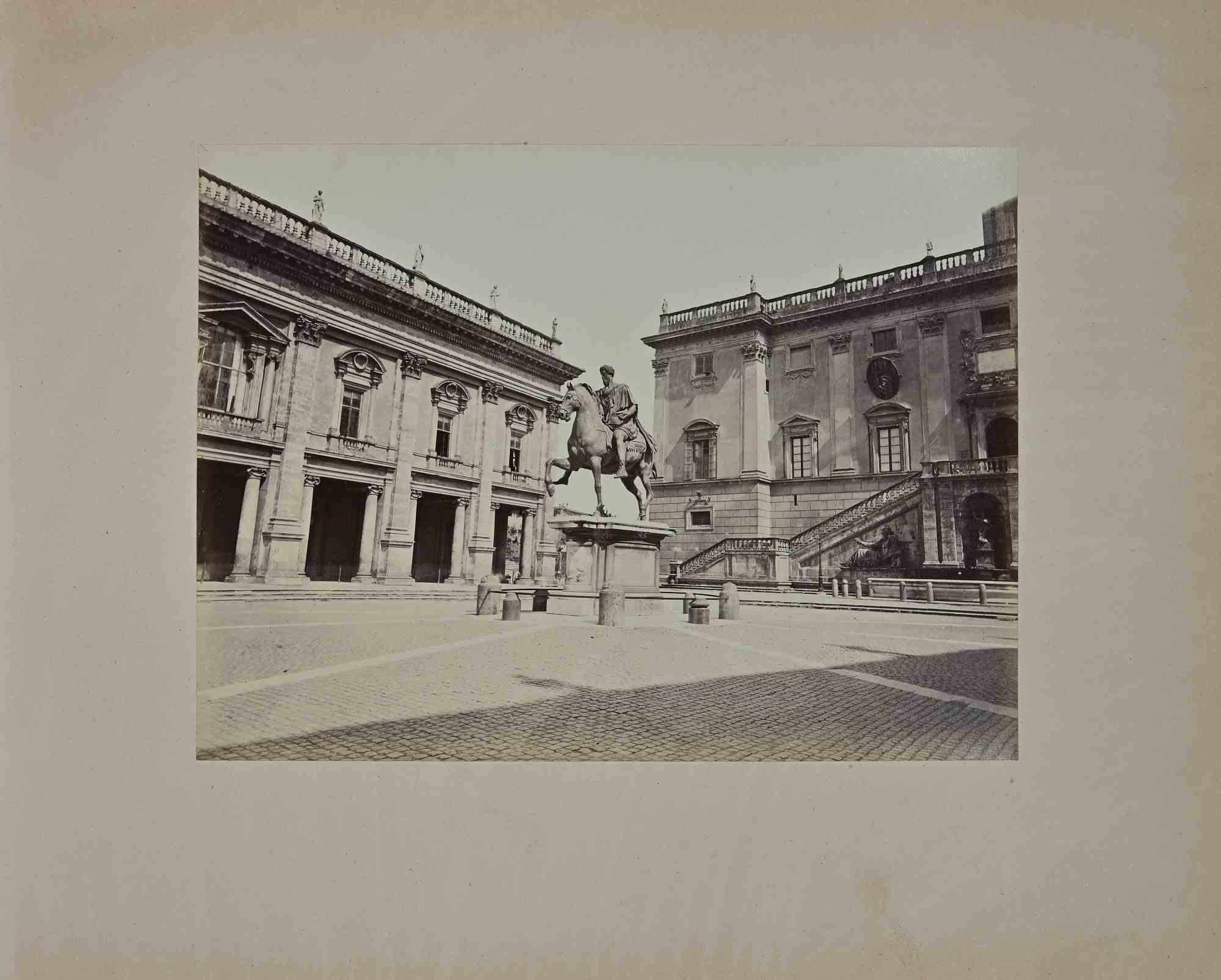 Ancient View of Capitolium ist ein Vintage-Fotografie in schwarz und weiß auf Papier realisiert von Francesco Sidoli Fotograf im späten 19.

Guter Zustand.