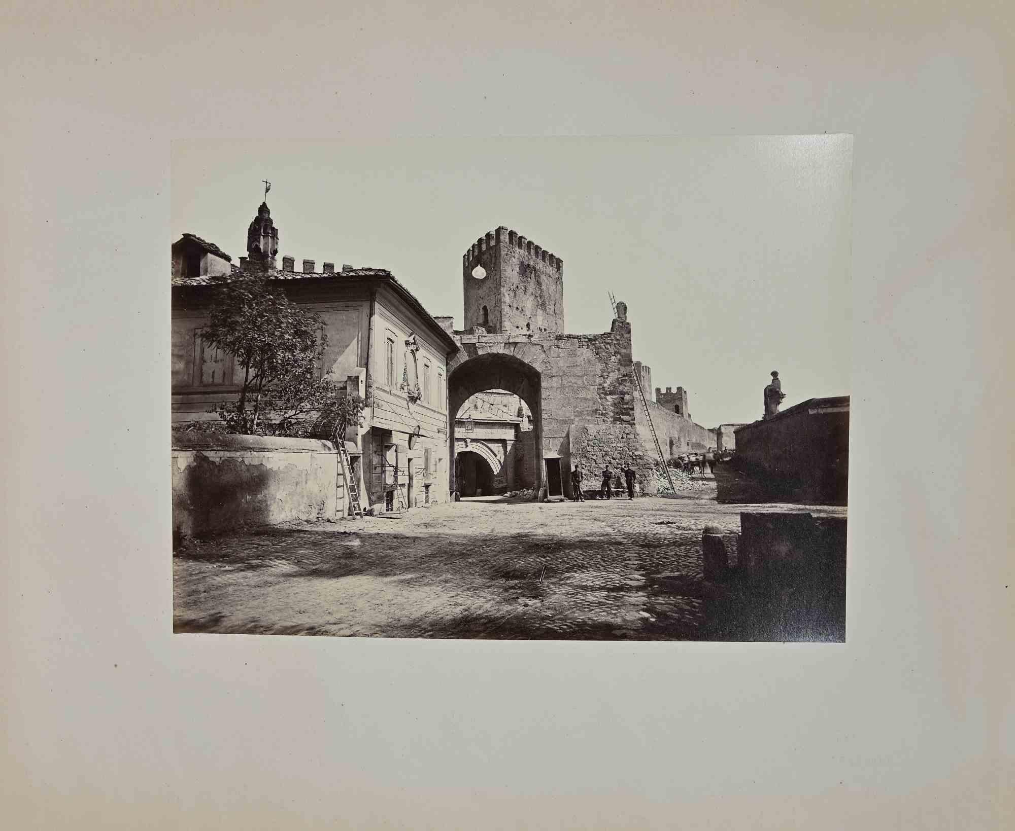 Vue des Monuments Paysages de Rome est une Photographie Vintage en noir et blanc sur papier réalisée par Francesco Sidoli photographe à la fin du 19ème siècle.

Bon état.