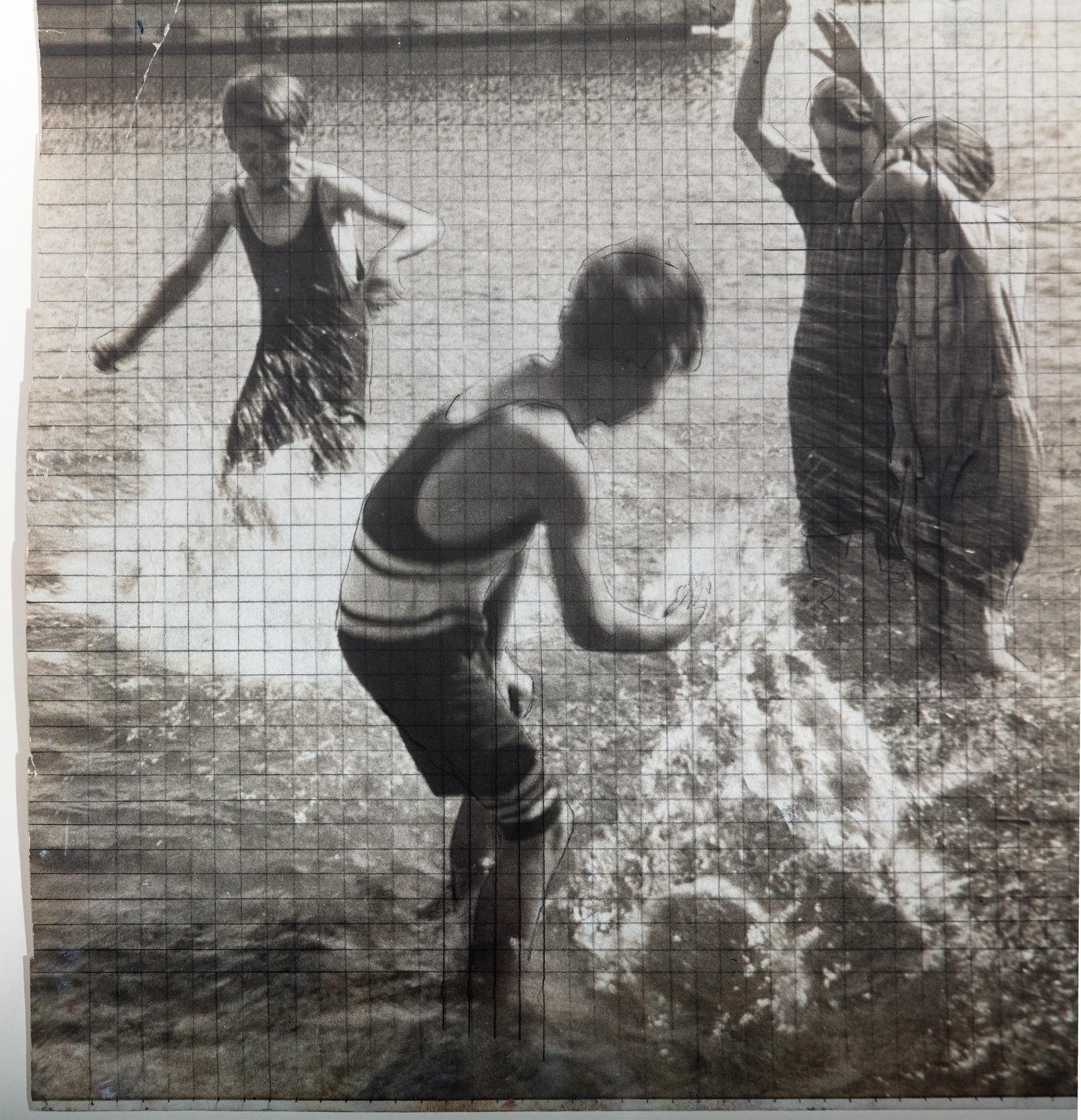 „Children Playing in Water-Lake Michigan (Der Spritzer),“ ein Siver Gelatin-Foto  (Grau), Figurative Photograph, von Francesco Spicuzza