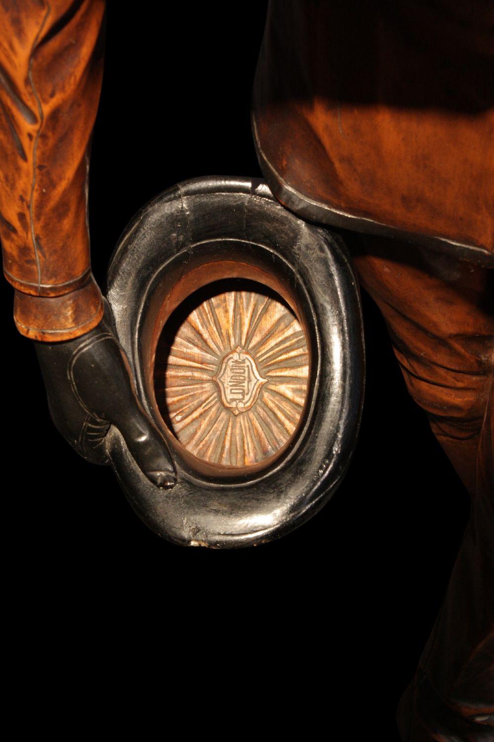 Esta fascinante escultura de madera, de 87 cm de altura, es una obra atribuida al famoso ebanista veneciano del siglo XIX Francesco Toso, conocido por su extraordinaria habilidad en el trabajo de la madera y sus creaciones de estilo neorrenacentista