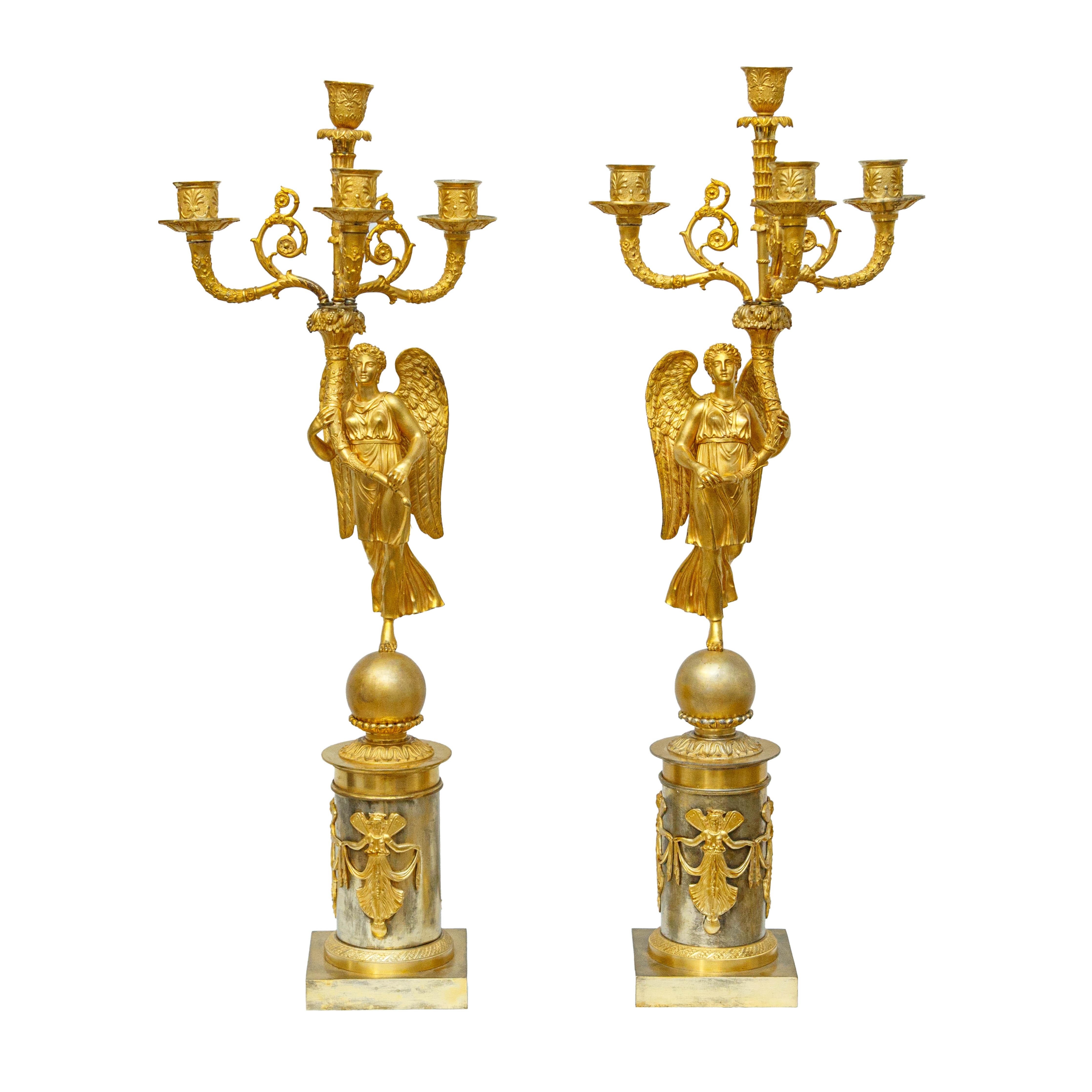 Francia, epoca Impero

Coppia di candelabri a quattro luci

bronzo dorato, cm alt 61

L’elegante coppia di candelabri a quattro luci sono caratterizzati da figure di Vittoria ritratte in equilibrio su una sfera posta sulla sommità di un rocchio di