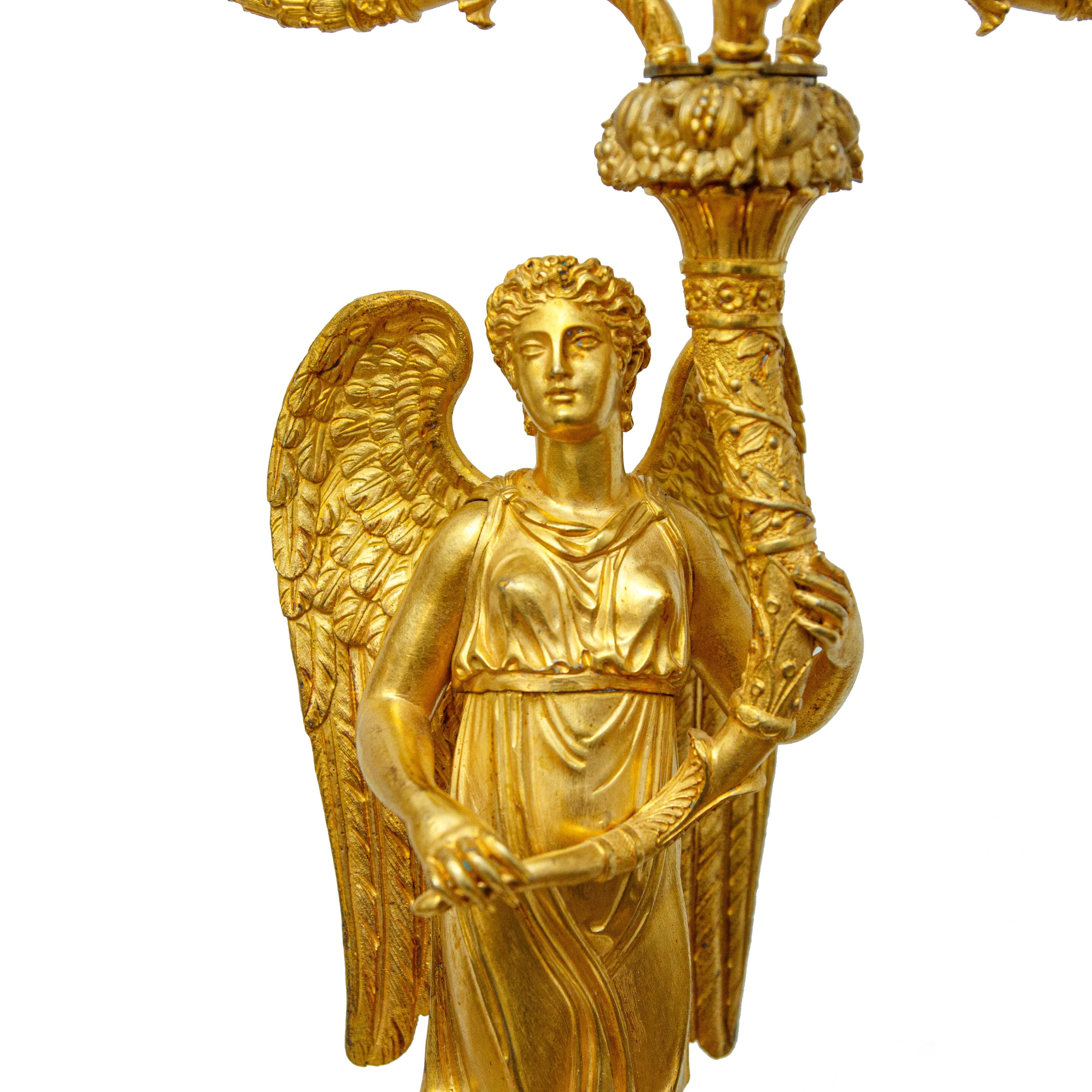 Dorato Francia, epoca Impero, Coppia di candelabri a quattro luci in vendita