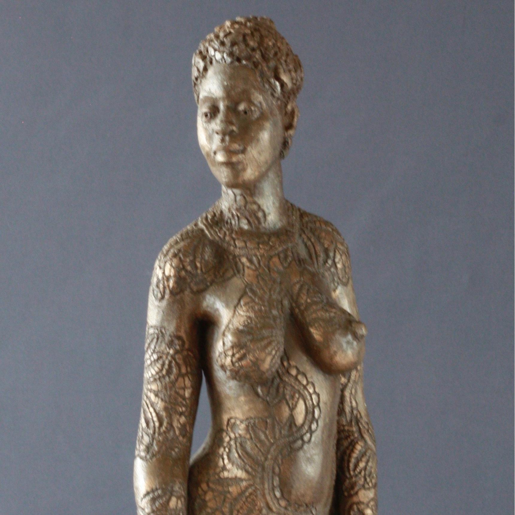 Mariama I - Gris Nude Sculpture par Francine Auvrouin