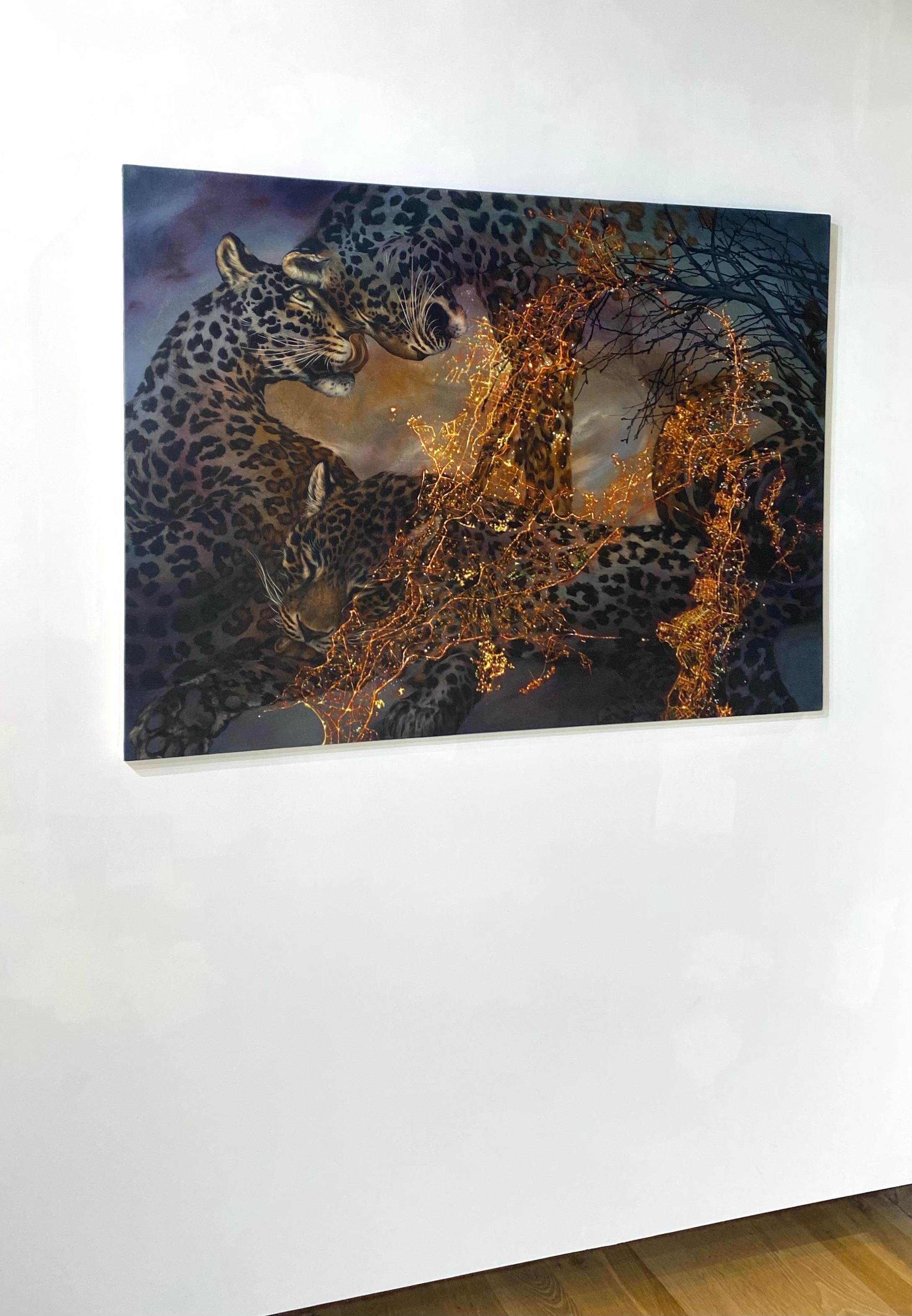 Leoparden von Mumbai - Leopardenbäume Graugold Natur Tiermalerei, 2022 (Zeitgenössisch), Painting, von Francine Fox
