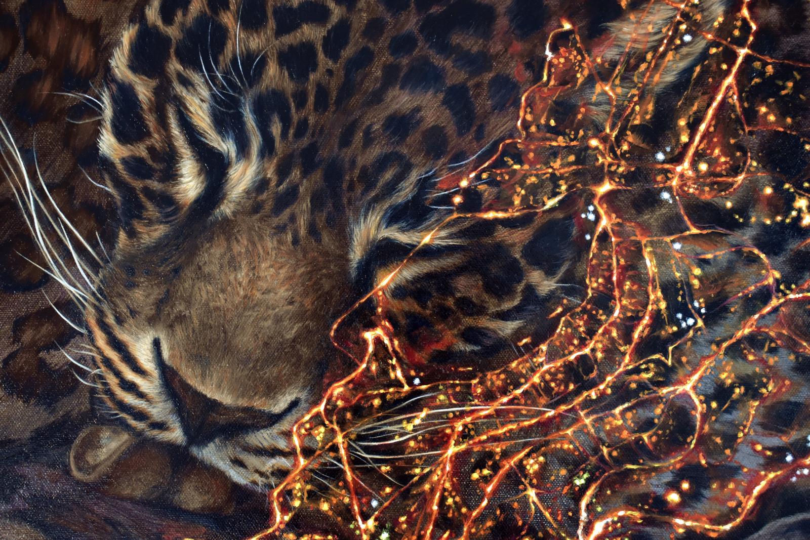 Drei gefleckte Leoparden in dynamischen, kraftvollen Posen sind dramatisch und akribisch gemalt, überlagert von einer detaillierten Karte von Mumbai, Indien, in hell schimmerndem Gold. In diesem zeitgenössischen Ölgemälde mit Glimmerpulver gelingt