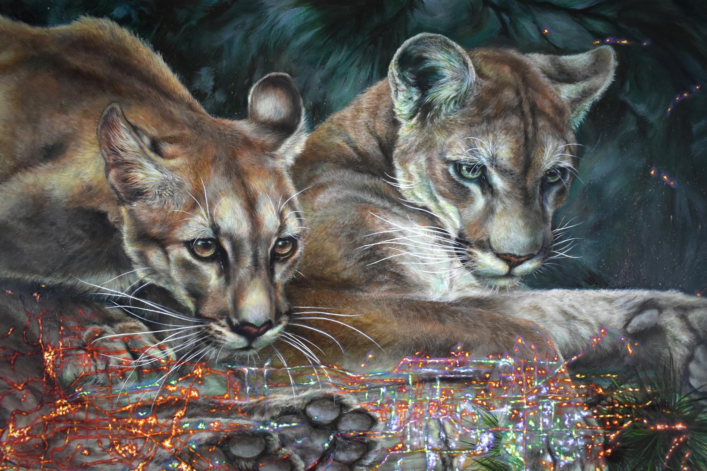 Dos leones de montaña en poses dinámicas y poderosas están dramática y meticulosamente pintados, superpuestos bajo un mapa de Los Ángeles intrincadamente detallado en brillante dorado y las ramas de un verde pino. En esta pintura al óleo con polvo