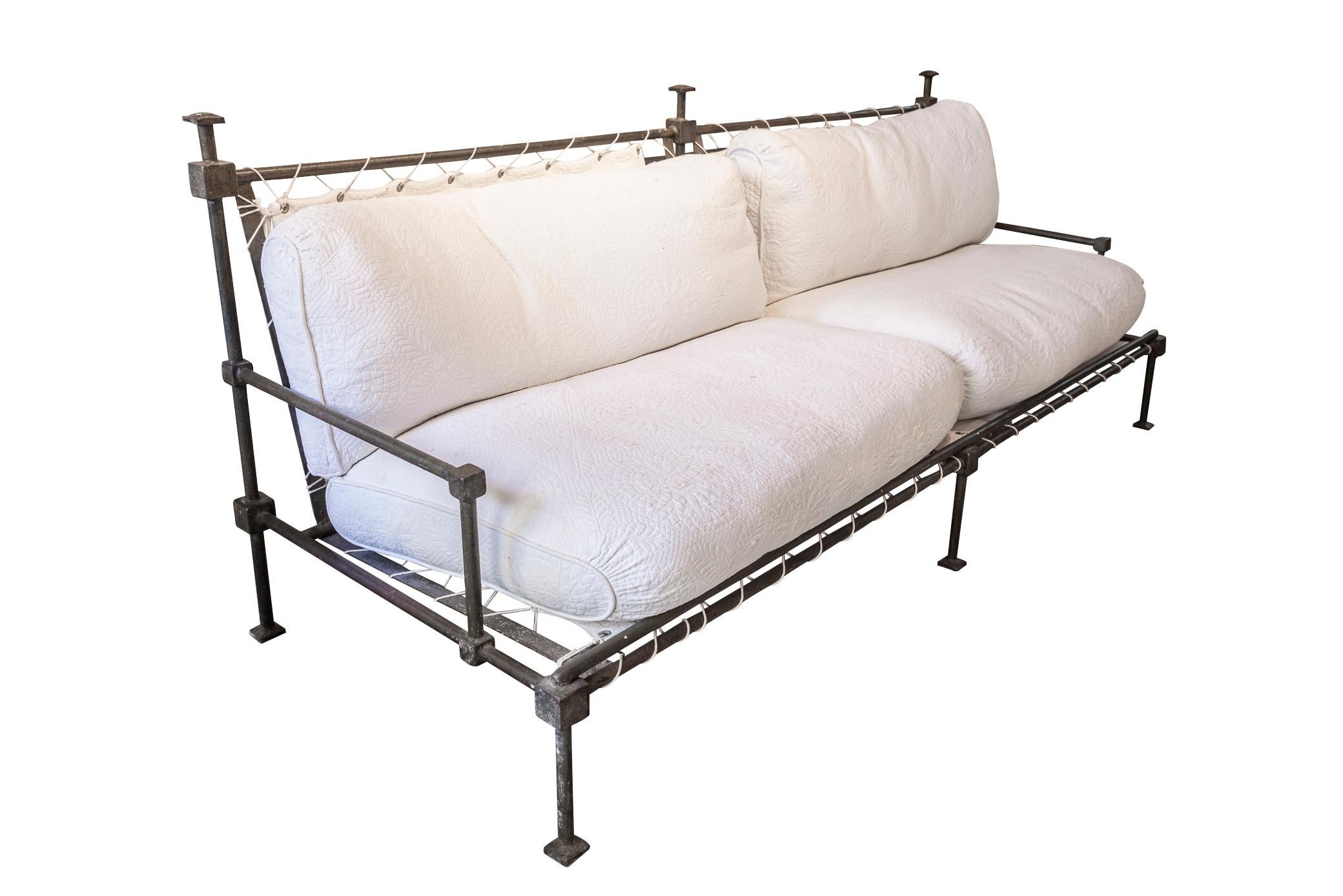 Francine Schwab (1935-2020), 
Neo-classical sofa, 
white iron structure, 
patina in the style of the Antics, 
with and original fabric to be redone.
(wear and stains on the fabric).
Measures: 213 x 80 x 89 cm.

Francine Schwab moved to the Côte