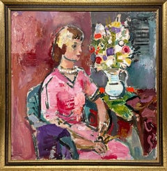 Bellissimo ritratto di una giovane donna seduta con un abito rosa della metà del secolo scorso