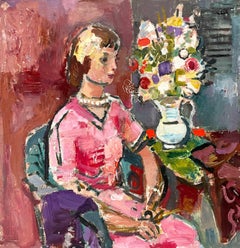 Bellissimo ritratto di una giovane donna seduta con un abito rosa della metà del secolo scorso