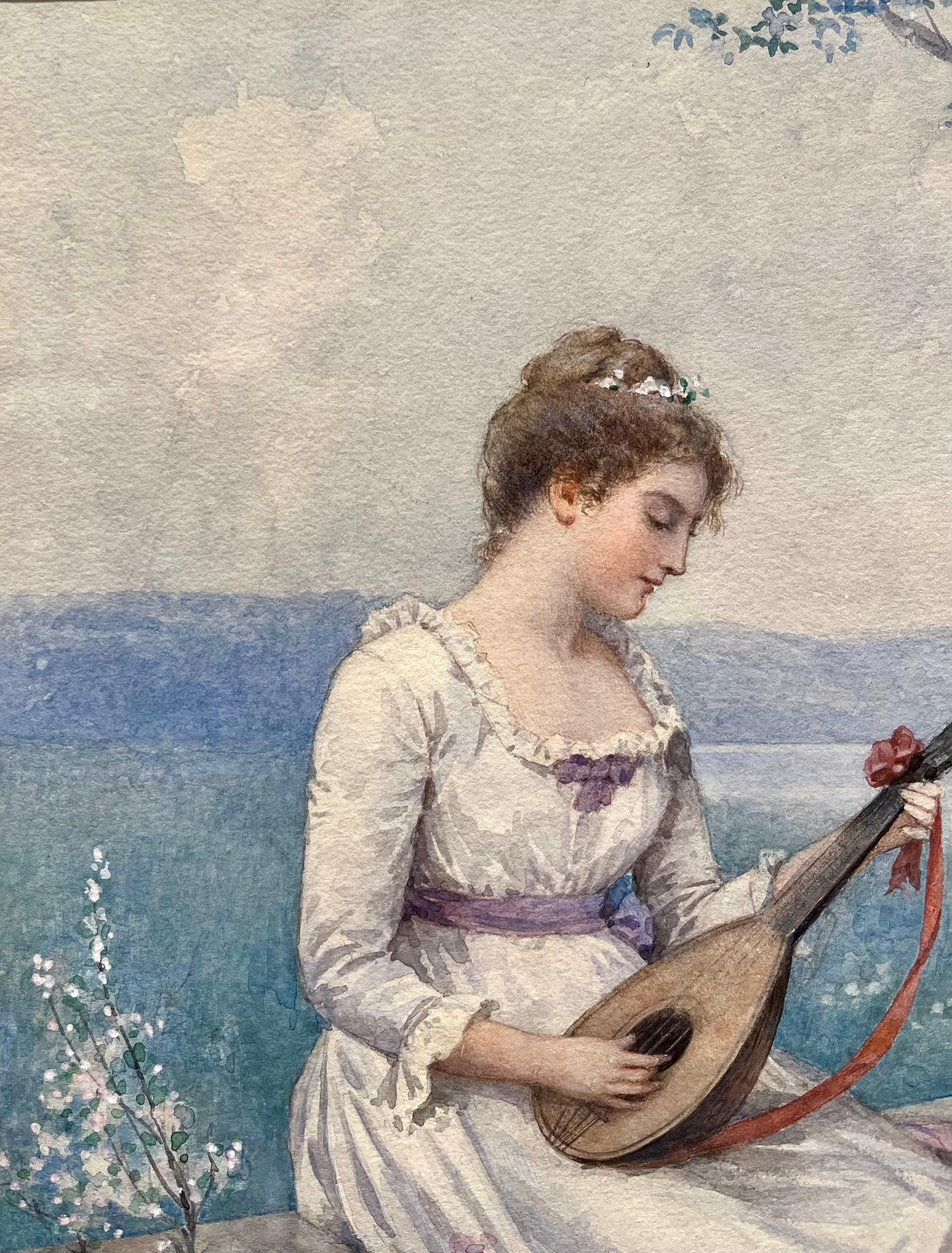 Cette délicate aquarelle, attribuée à l'artiste américain Francis Coates Jones, capture un moment paisible de féminité et de loisir. Une jeune femme vêtue d'une douce robe blanche est assise sur un banc rustique sous un arbre, jouant doucement du