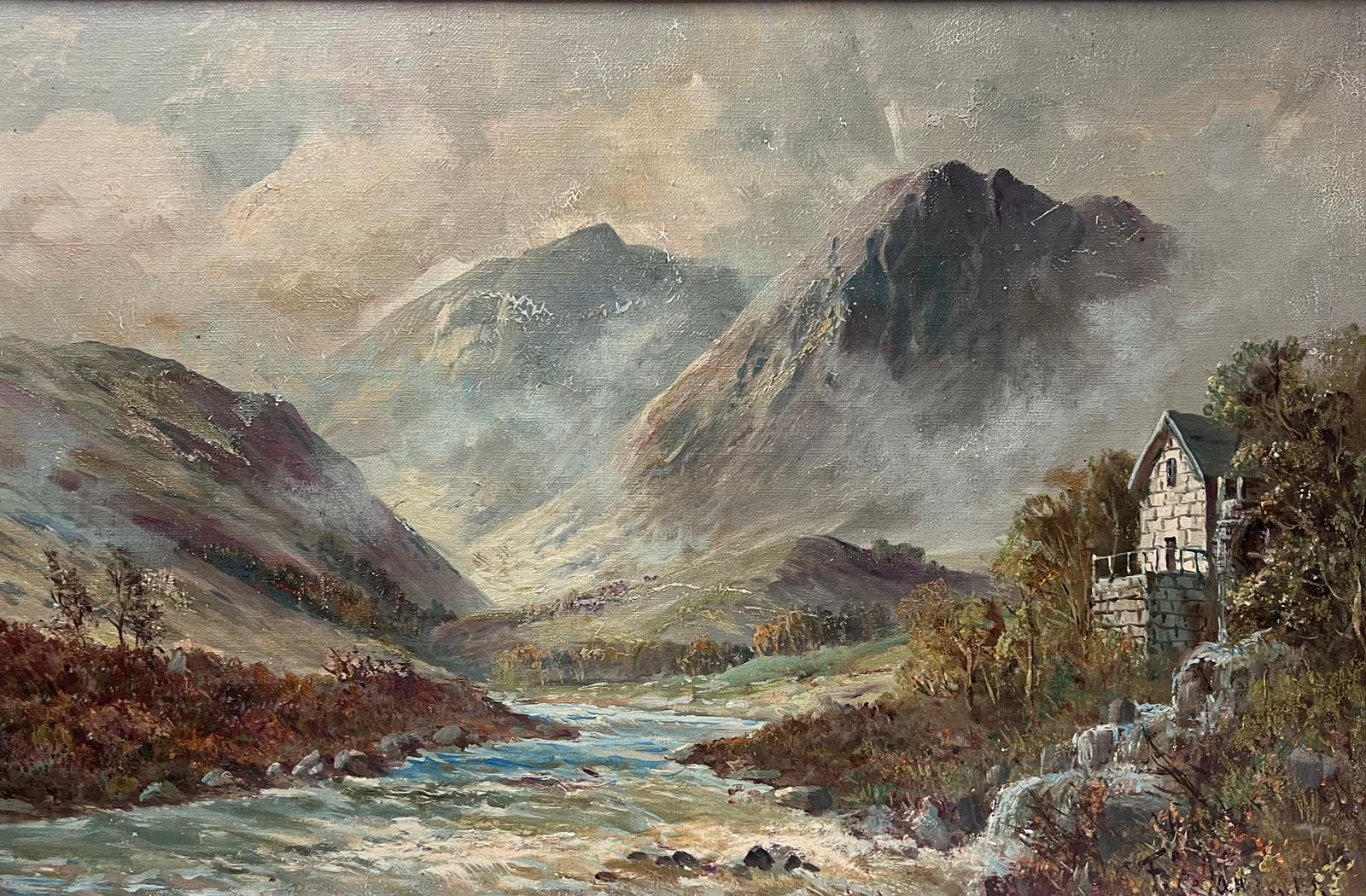 Antike schottische Highland-Landschaft, schnell schwebende Flusslandschaft und Haus