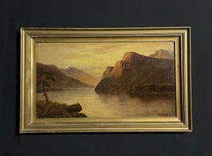 Peinture à l'huile ancienne signée représentant un coucher de soleil au-dessus du Loch des Highlands écossais