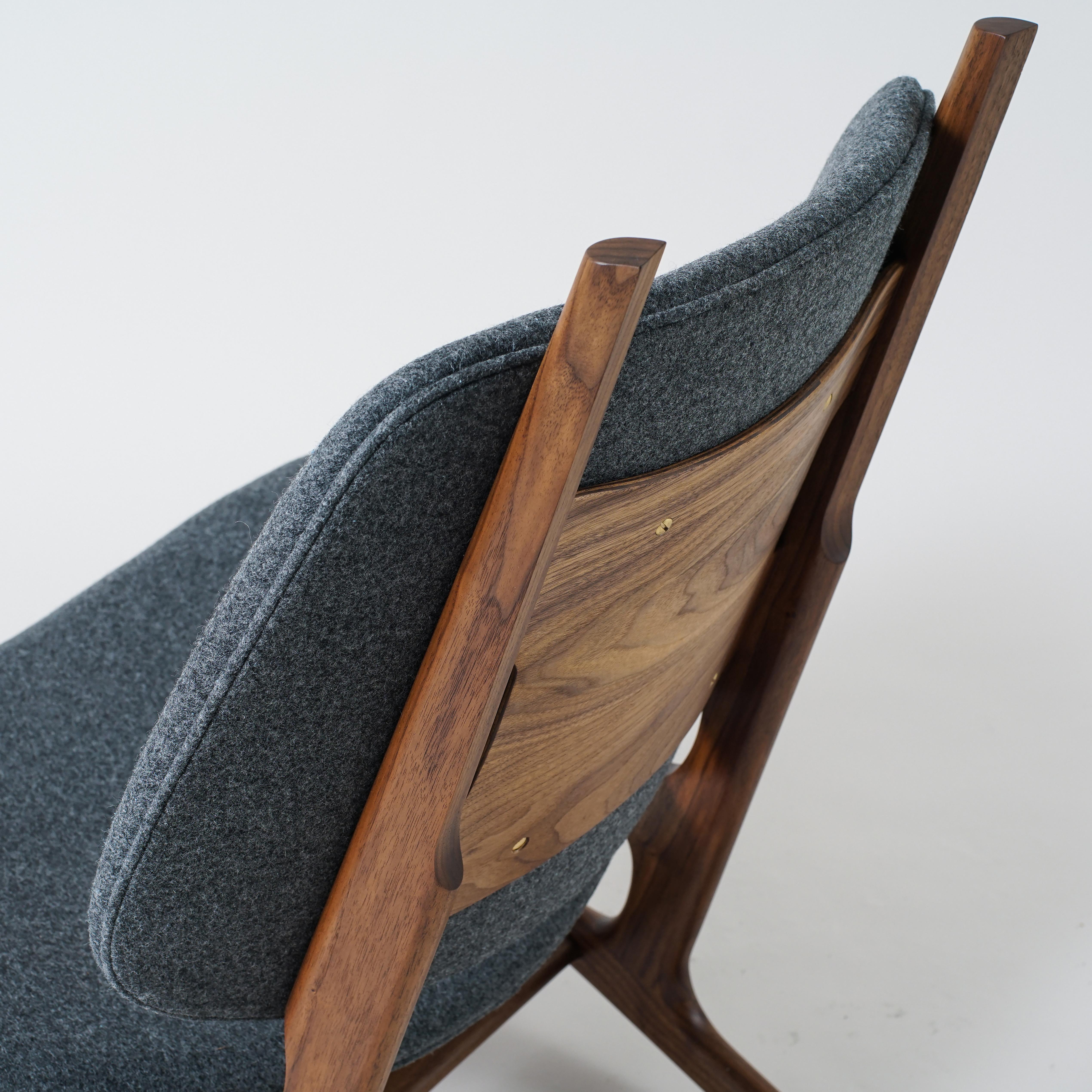 Moderne Fauteuil Francis, bois massif fabriqué à la main  Fauteuil de salon tapissé en laine et en laine en vente