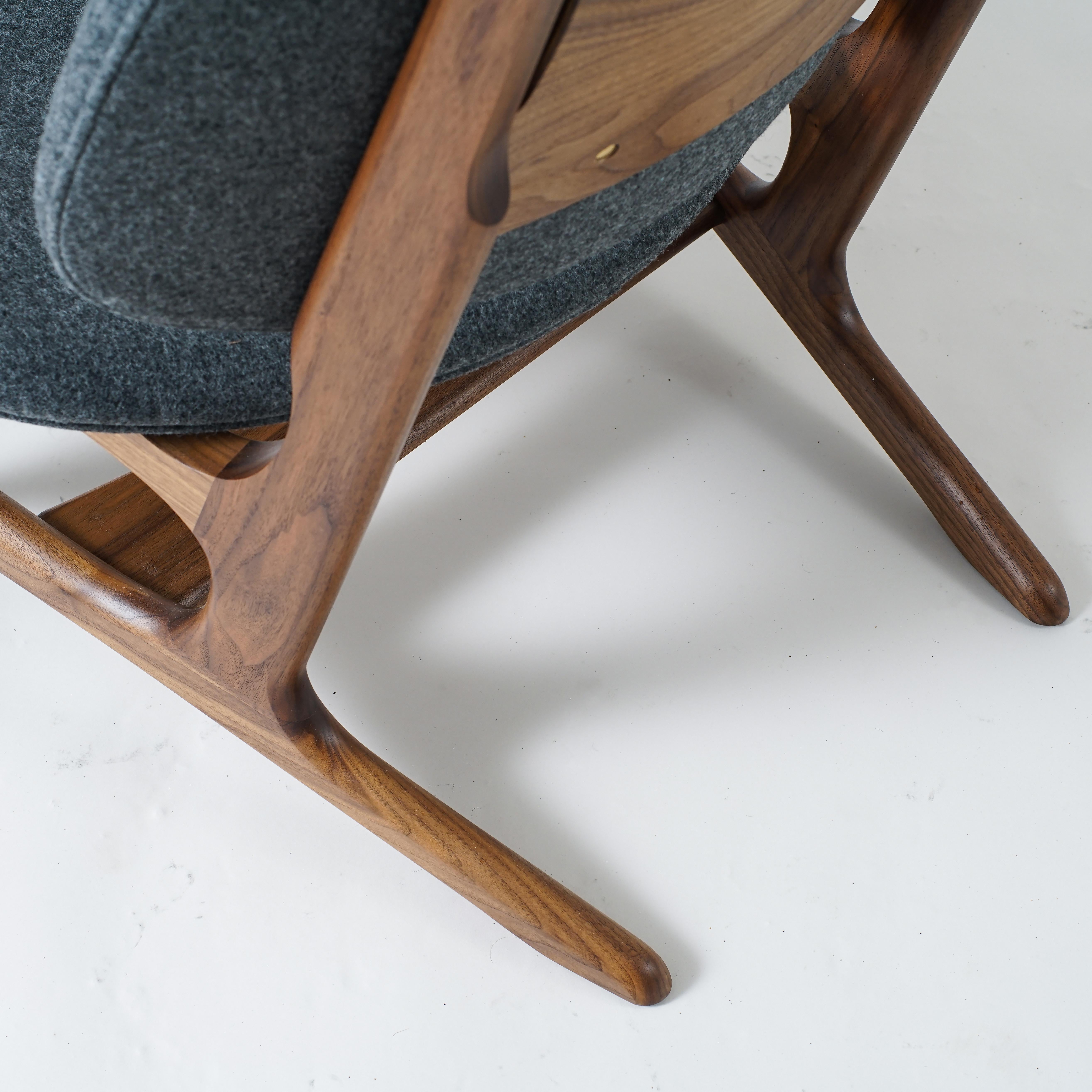 Francis Easy Chair, handgefertigtes Massivholz  gepolsterter Loungesessel aus Wolle (amerikanisch) im Angebot