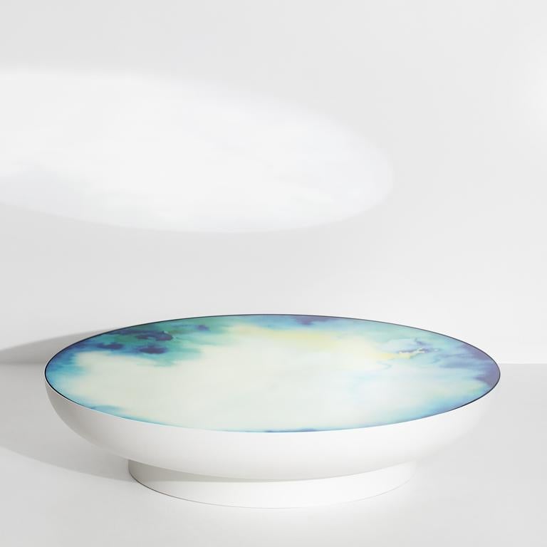 La collection S commence avec un pinceau de peintre reposant dans un verre d'eau, lorsque les pigments d'aquarelle révèlent des dessins mouvants. Constance Guisset a lancé la collection en 2012 avec un miroir et a ajouté des tables basses en 2019.