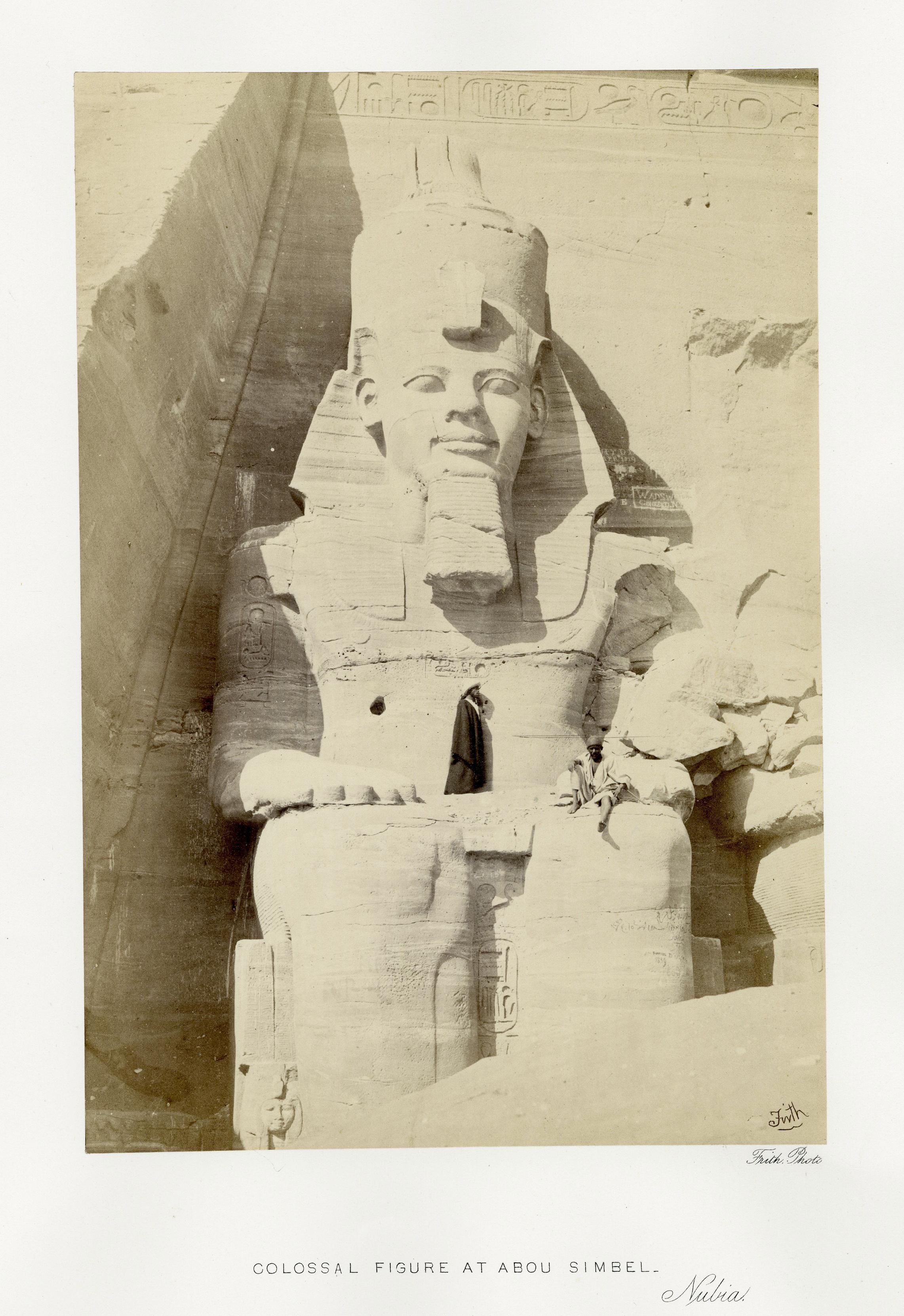 Colossal-Figur in Abou Simbel, Nubia – Photograph von Francis Frith
