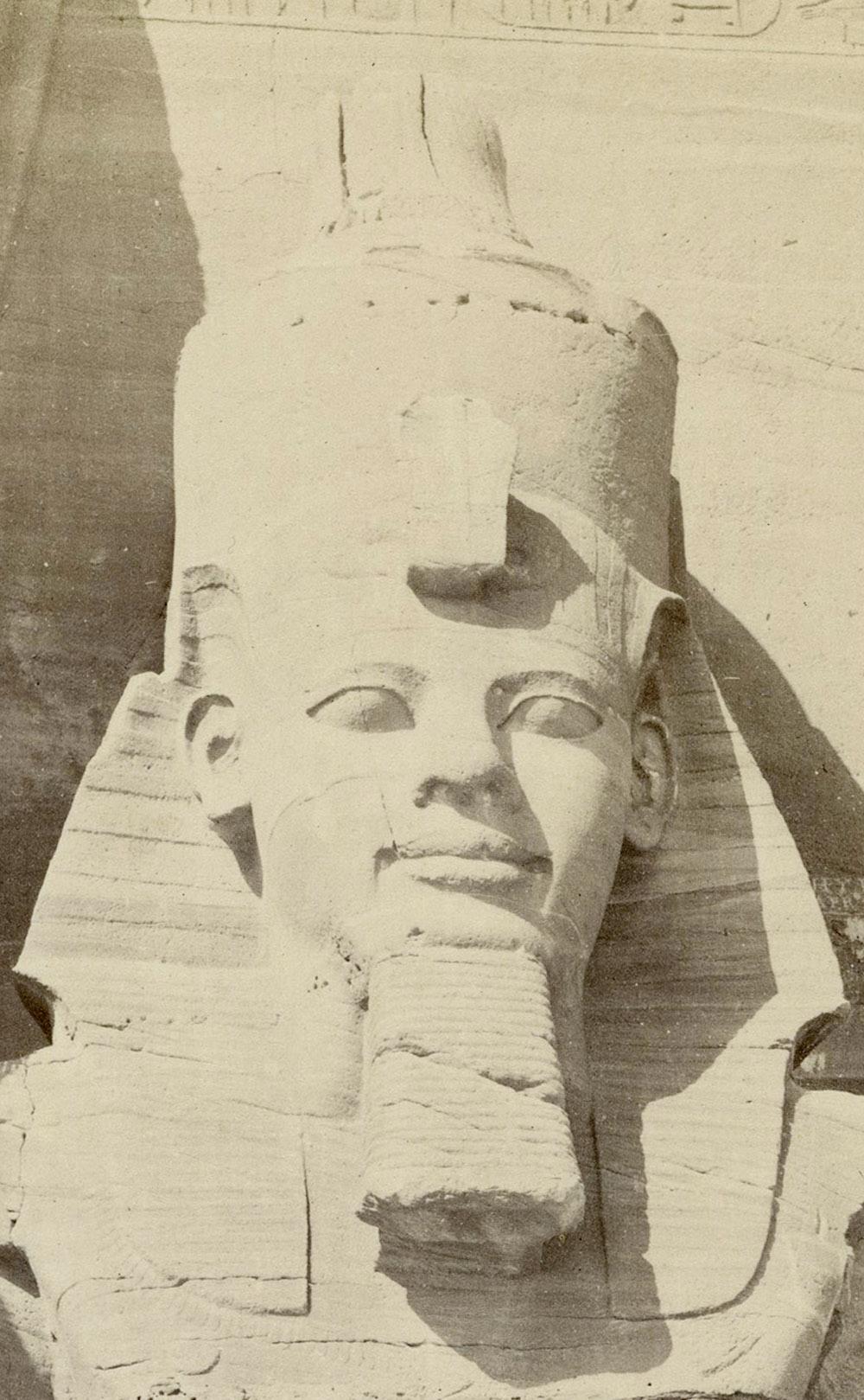 Colossal-Figur in Abou Simbel, Nubia (Romantik), Photograph, von Francis Frith