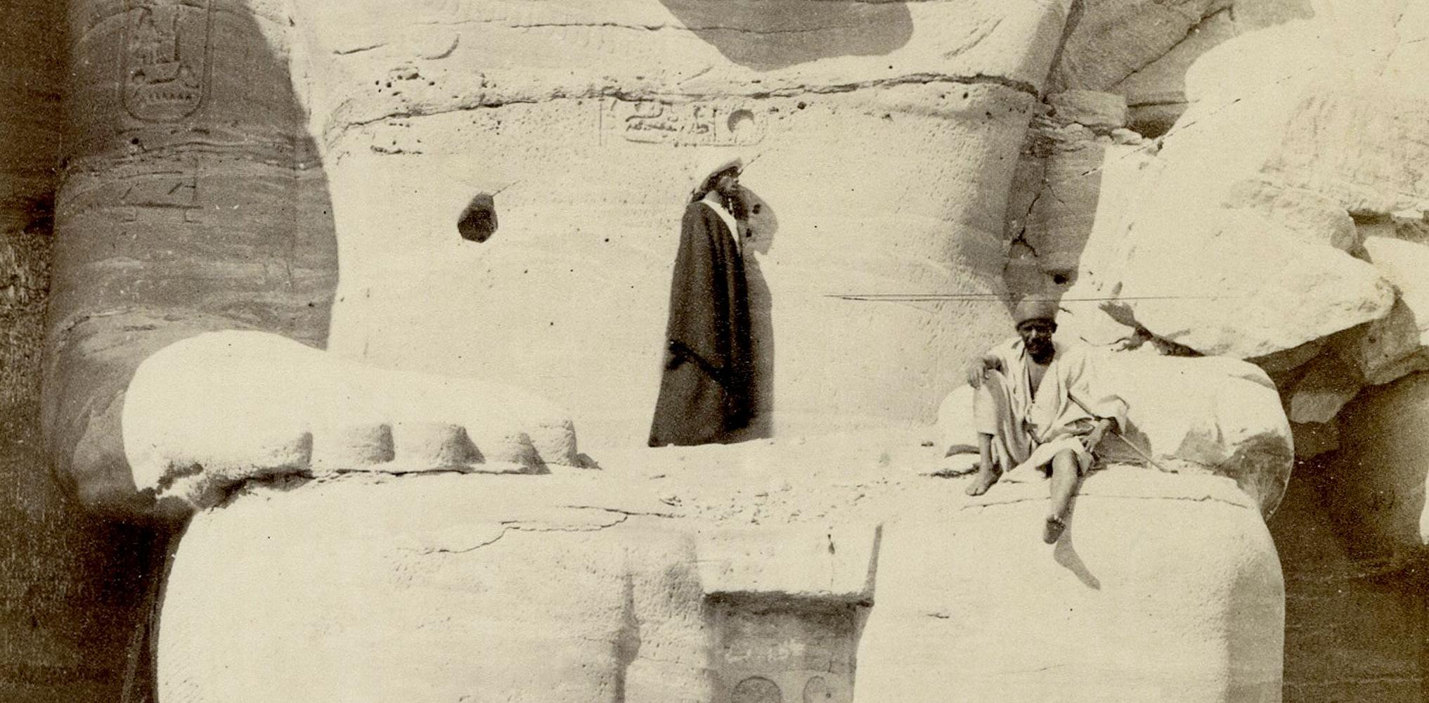 Colossal-Figur in Abou Simbel, Nubia (Beige), Landscape Photograph, von Francis Frith