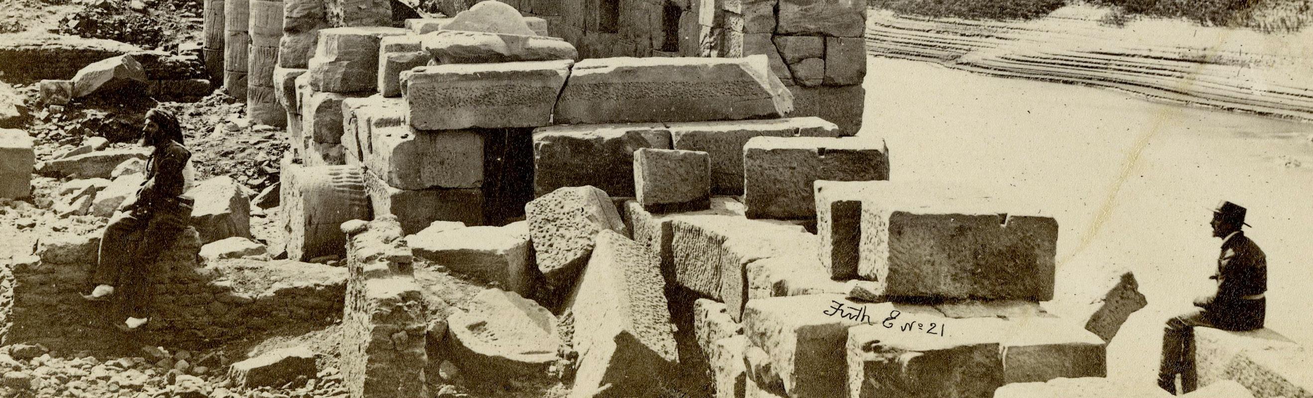 Die Colonnade, Insel Philae
Original goldgetönte Albuminfotografie, um 1862
Vorzeichenlos wie üblich
Aus: Oberägypten und Äthiopien, um 1862, Band 1, (36 Tafeln)
Herausgegeben von William Mackenzie, London, Glasgow & Edinburgh
Zustand: Übliche