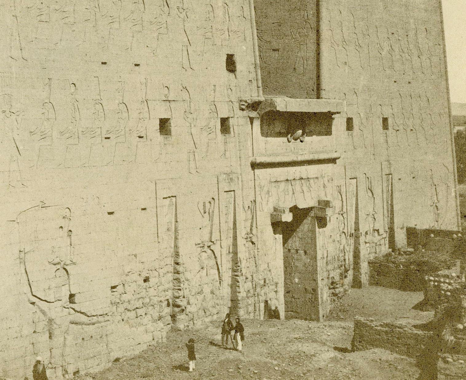 Le Grand Pylon  Edfou, gypte de l'Upper Egypt - Photograph de Francis Frith