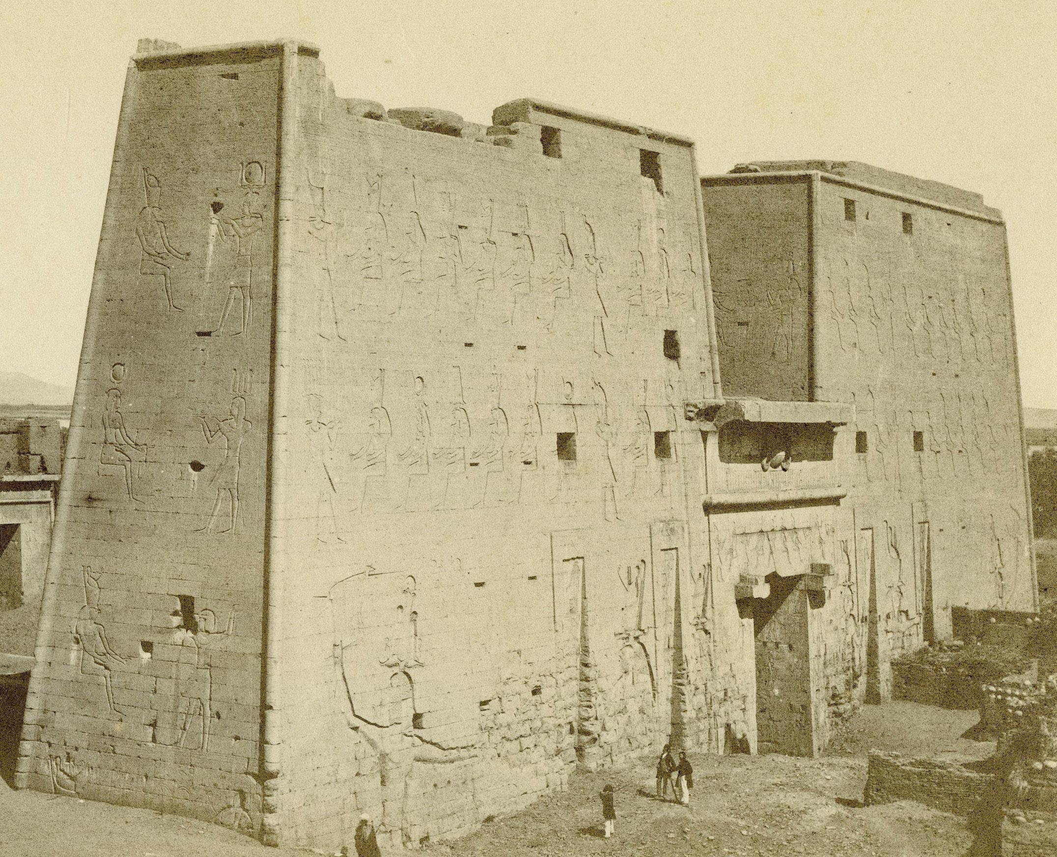 Le Grand Pylon  Edfou, gypte de l'Upper Egypt - Romantique Photograph par Francis Frith