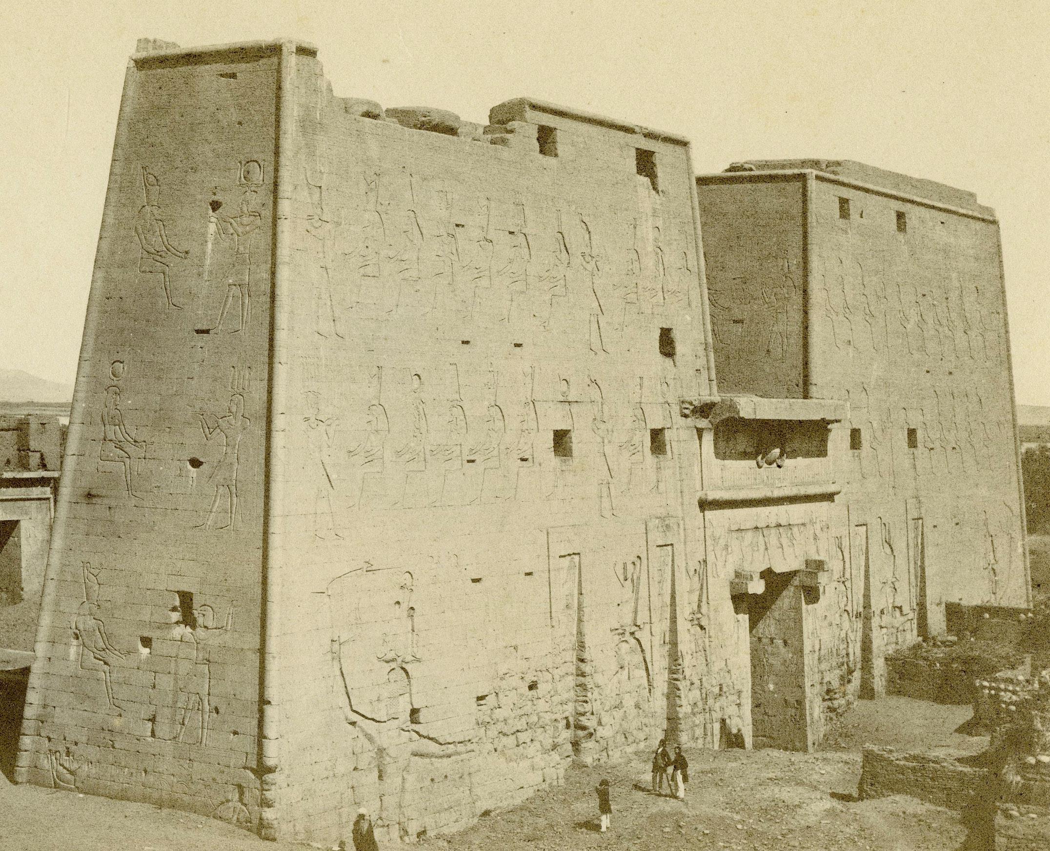 El Gran Pilón de Edfou, Alto Egipto - Photograph Romántico de Francis Frith