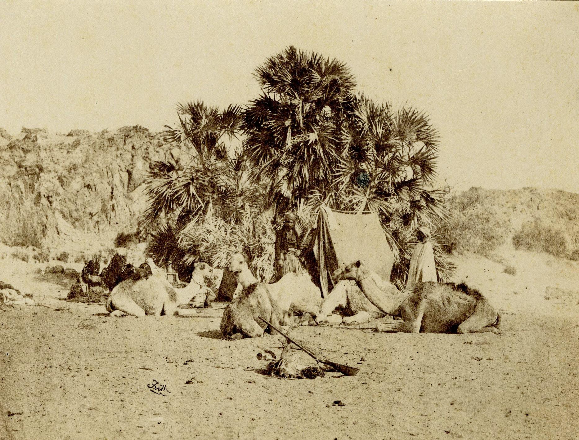 Page de titre - Un campement en Éthiopie - Beige Landscape Photograph par Francis Frith
