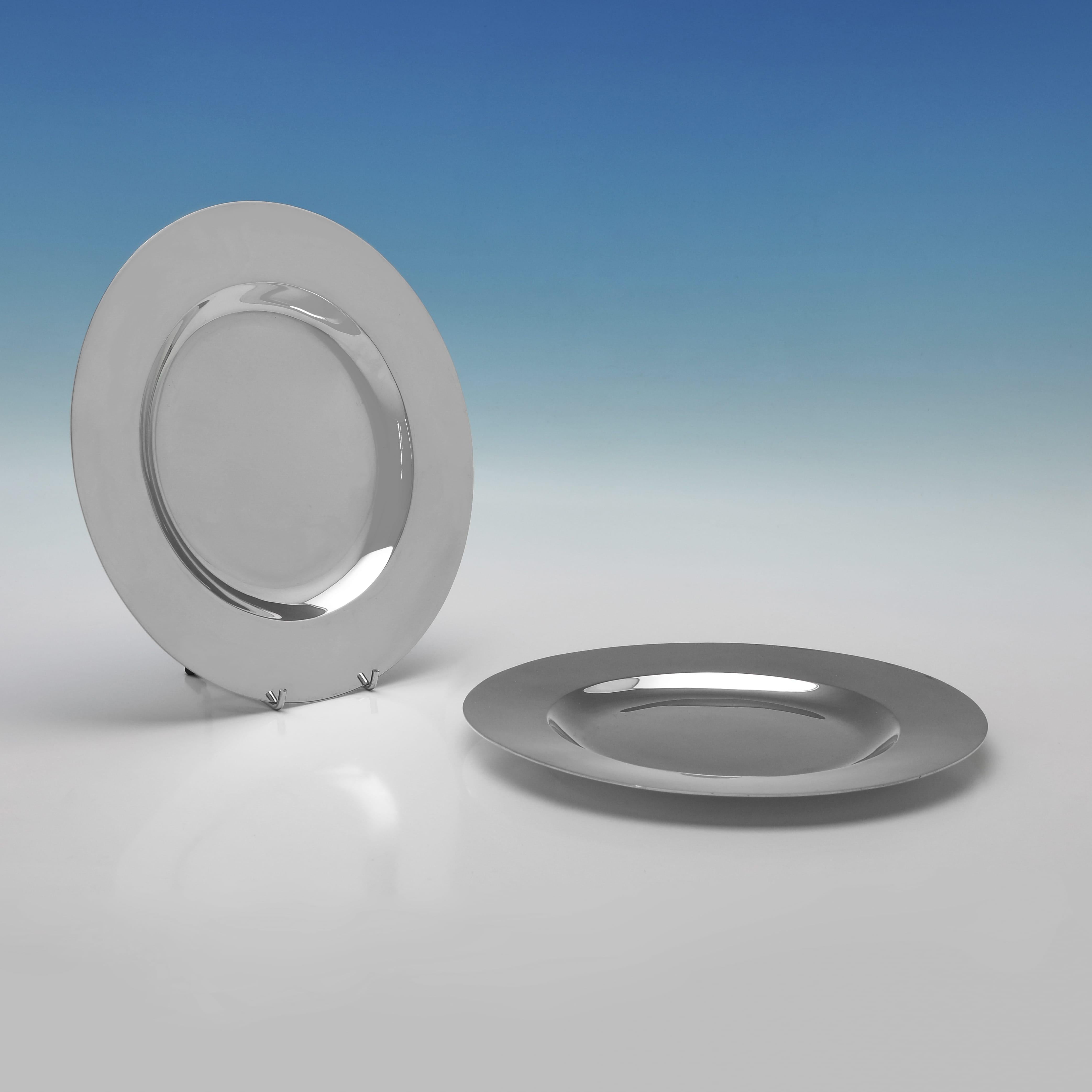 Hallmarked in London in 1904 by Francis Higgins III this classic Edwardian sterling silver set of 12 dinner plates is of a plain, unadorned design with a polished surface. Each plate measures 9