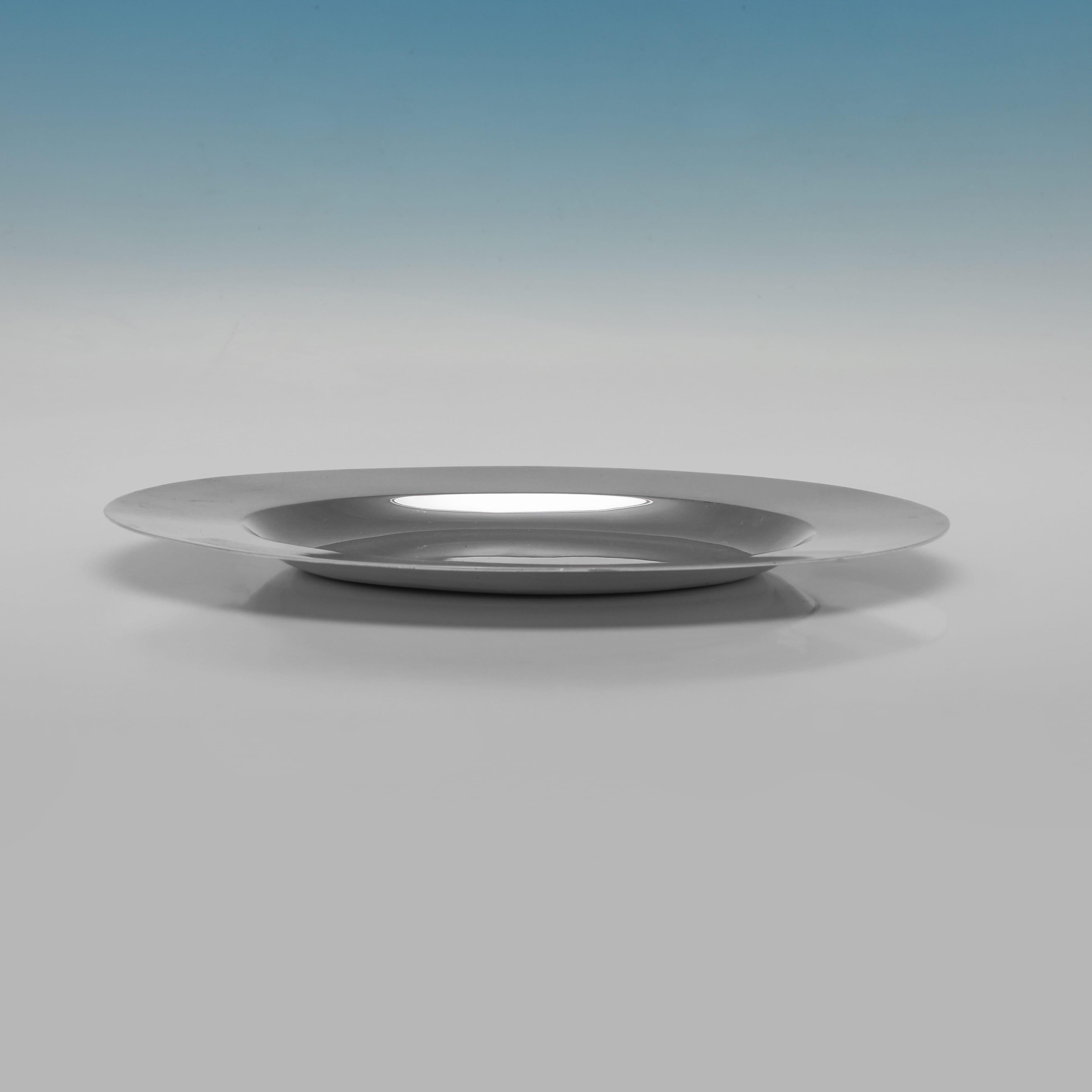 Anglais Francis Higgins III Edwardian Sterling Silver Dinner Plates made in 1904 en vente