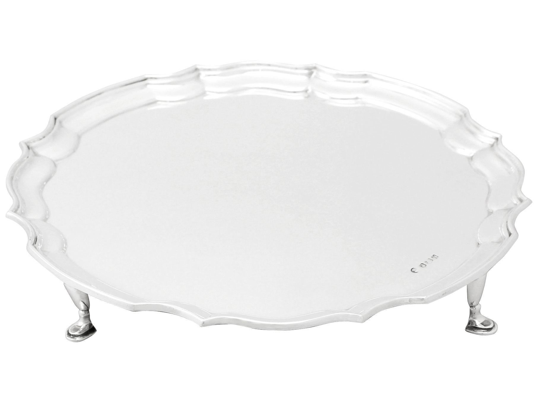 A fine and impressive vintage Elizabeth II English sterling silver salver, an addition to our silver dining collection.

This fine vintage Elizabeth II English sterling silver salver has a circular shaped form onto four feet.

The surface of this