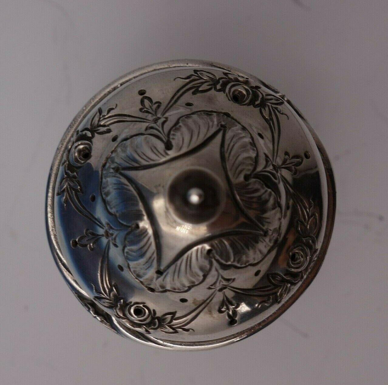 Francis I par Reed and Barton

Exceptionnelle paire de salières et poivrières extra larges en argent sterling de Francis I par Reed and Barton, marquées #570A. Ils sont ciselés à la main et d'une taille rare. Les pièces mesurent : 5 3/4