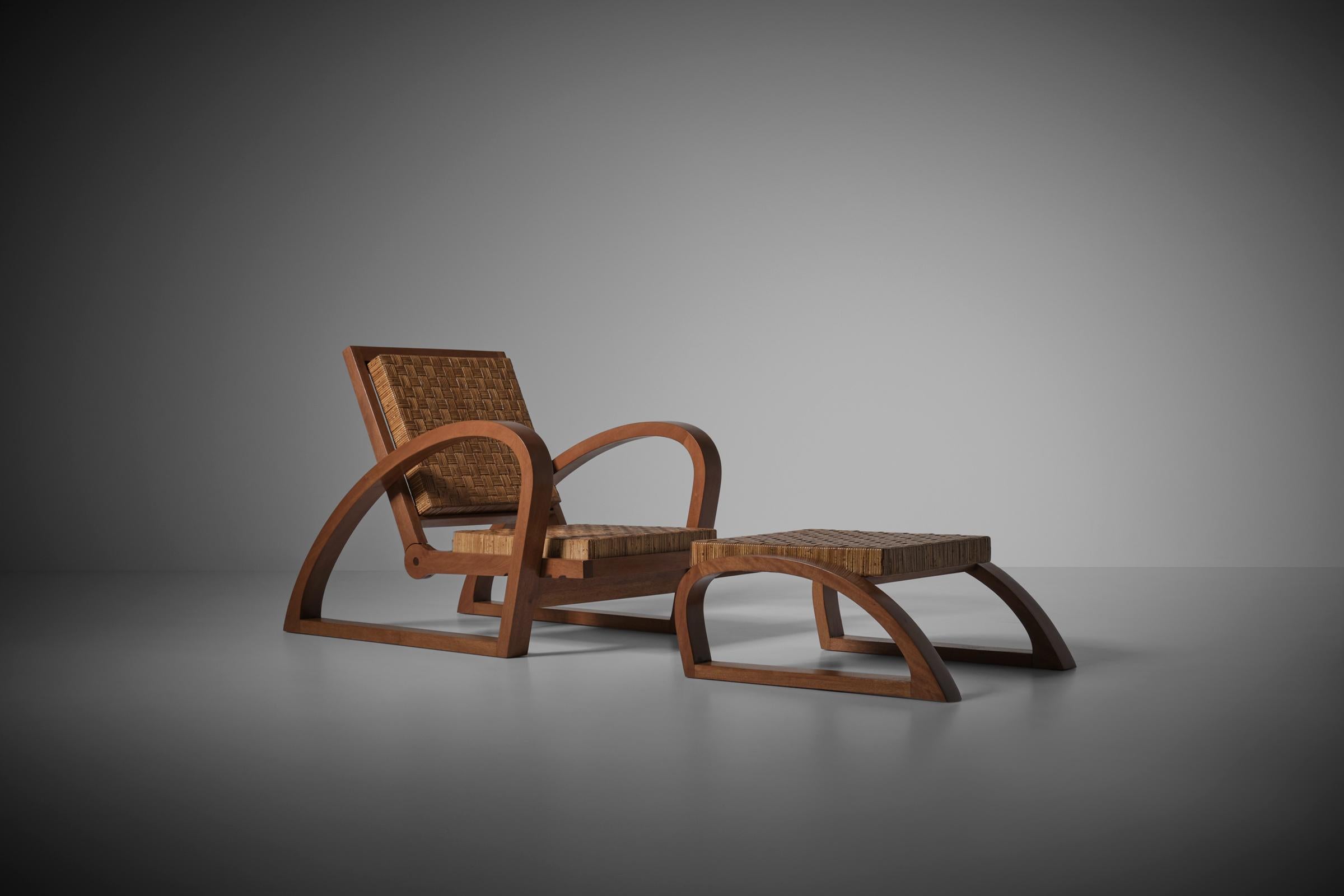 Wunderschöner Sessel und Hocker von Francis Jourdain, Frankreich, 1920er Jahre. Das Design zeigt einprägsame 'schnelle' geschwungene Linien, wunderschön gefertigt aus veredeltem massivem Birnbaumholz, das eine tolle Holzmaserung zeigt. Wir haben