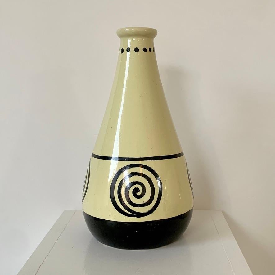 Rare Francis Jourdain pear-shaped vase, circa 1920, France.
Pale yellow enameled ceramic, black spirals and dots decor.
Monogramm FJ and numbered 150 3 under the base.
Dimensions: 25 cm H, 13 cm diameter.
Original condition.
Bilbliography : Arlette