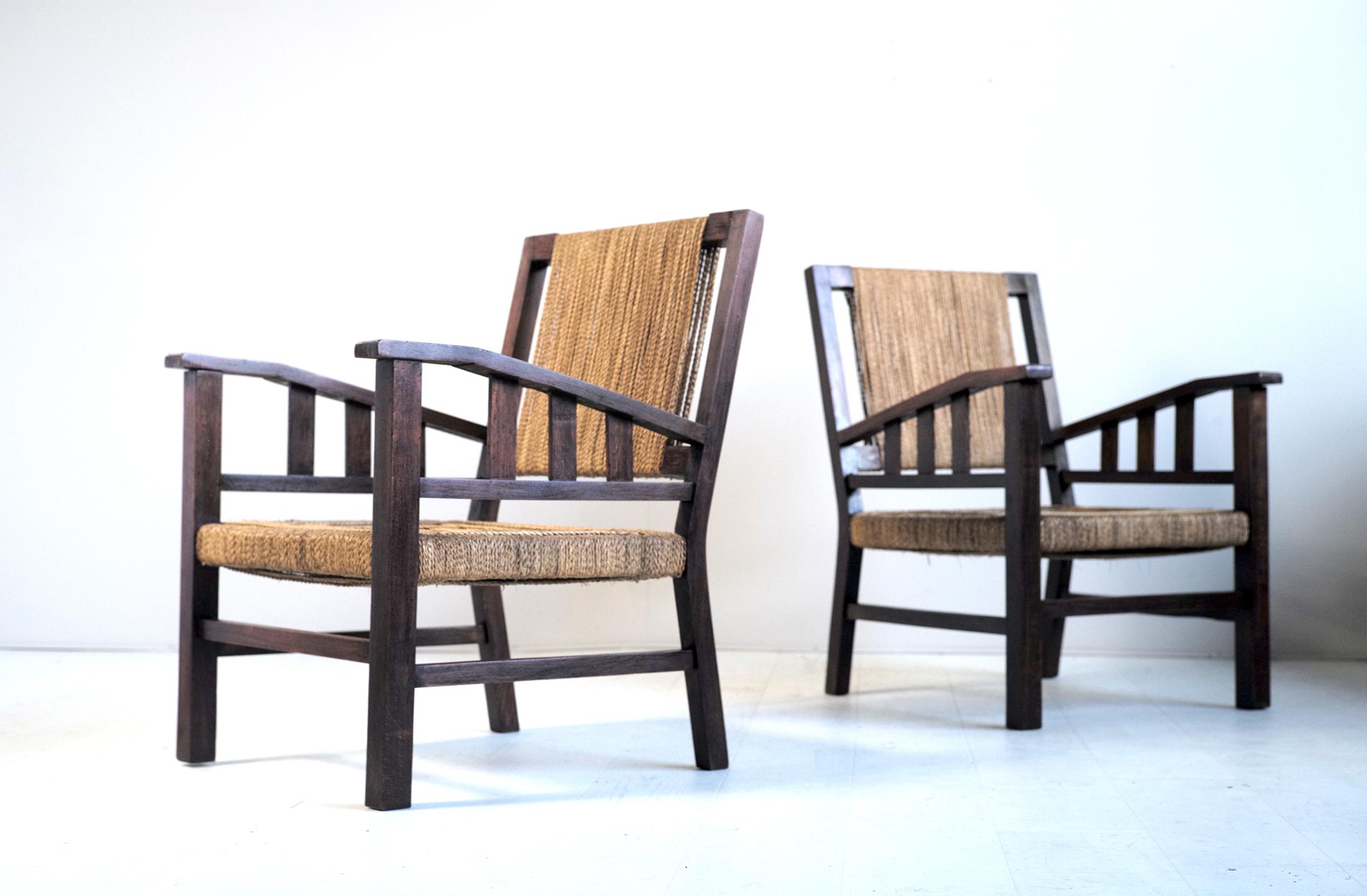 Francis Jourdain (1876-1958), pair of Minimalist armchairs, France 1930.
Structure in oiled oak, openwork armrests, spacer stand, original trim in braided ropes.