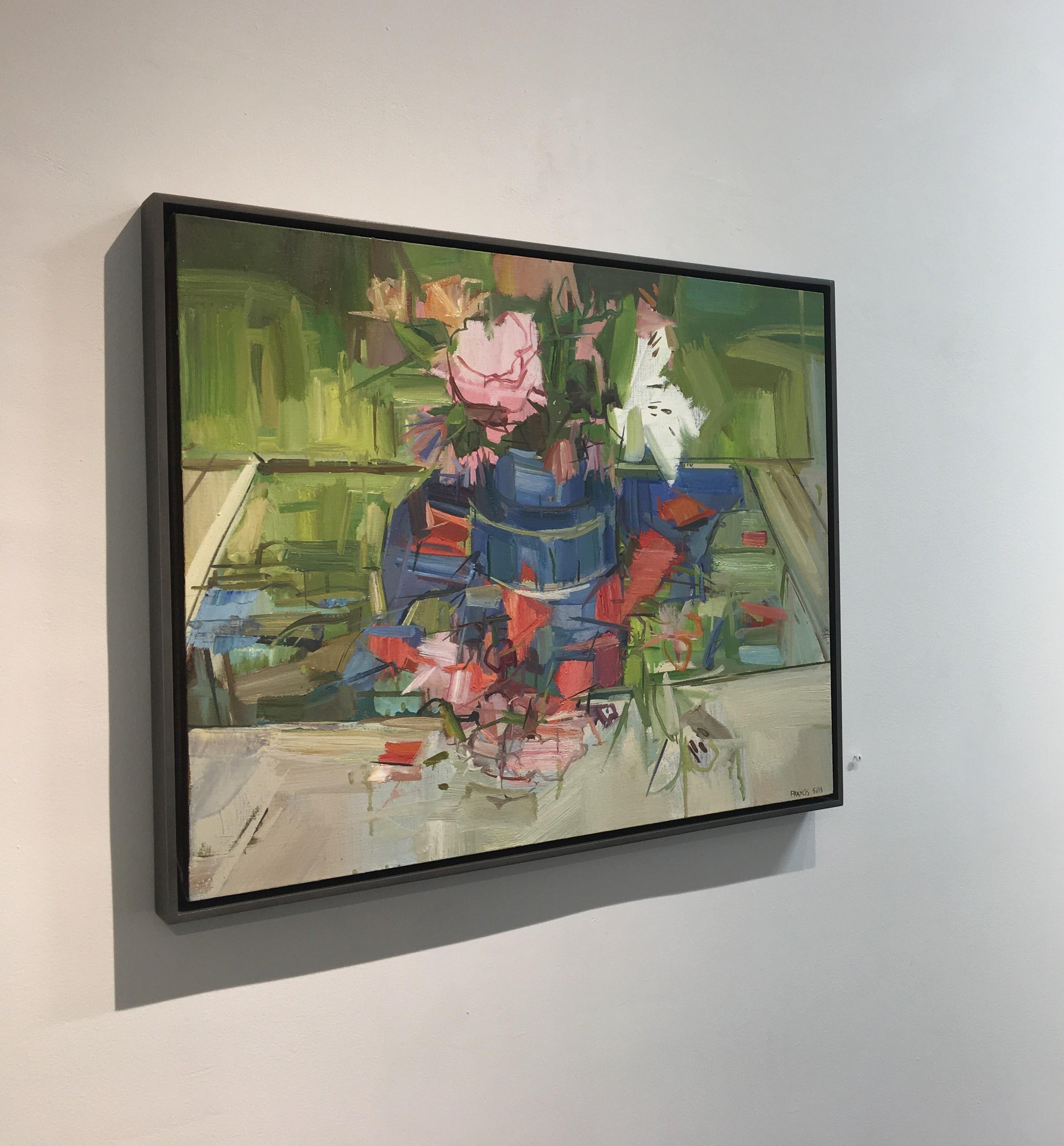 Blumenstillleben – Rosen Lilien Rosa Rot Blumen in Blau Vase auf Grün, Blumenmotiv auf Grün, 2017 – Painting von Francis Sills