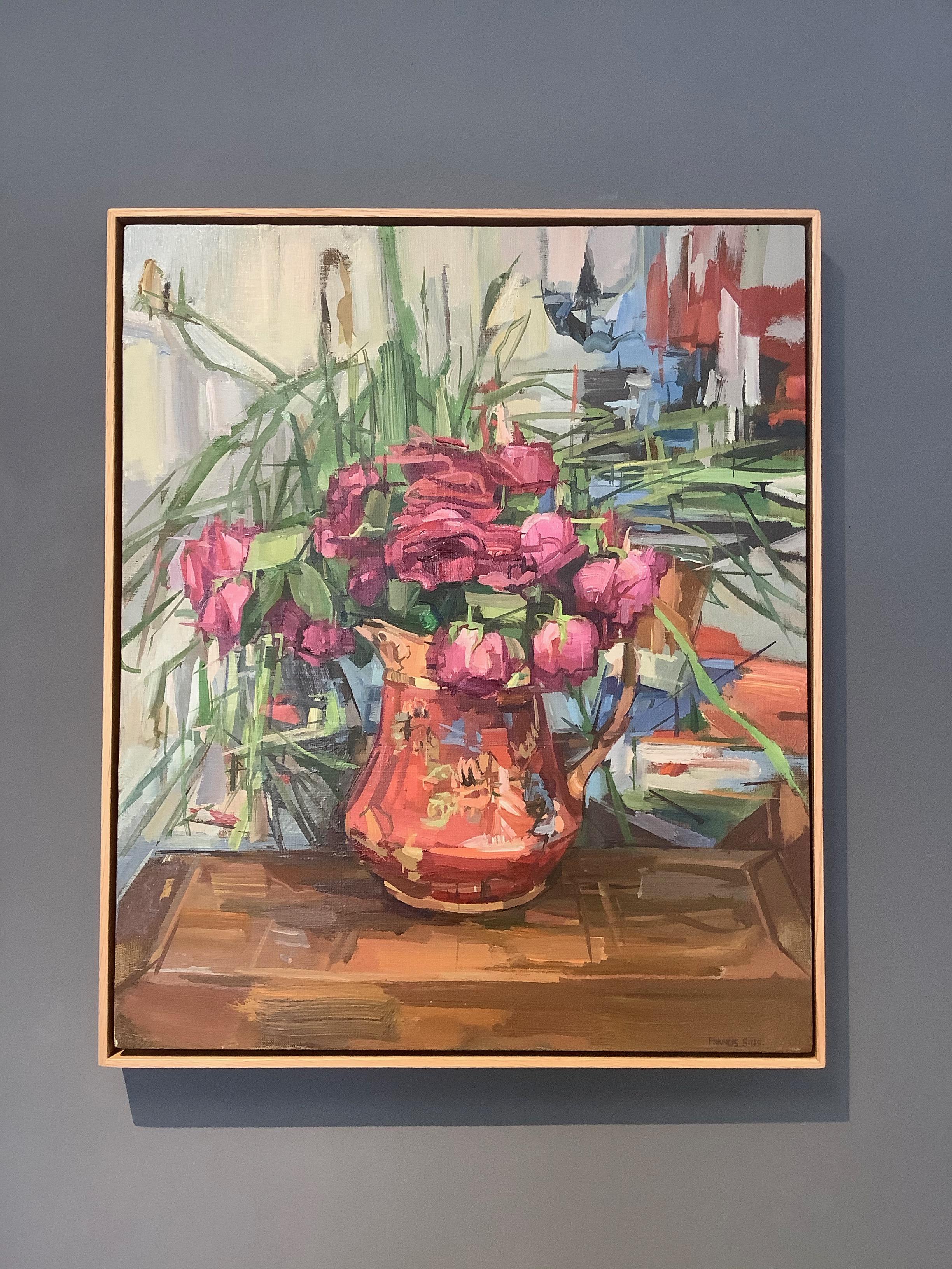 Pichet à fleurs vert, botanique, rouge, rose foncé, sur table en bois - Painting de Francis Sills