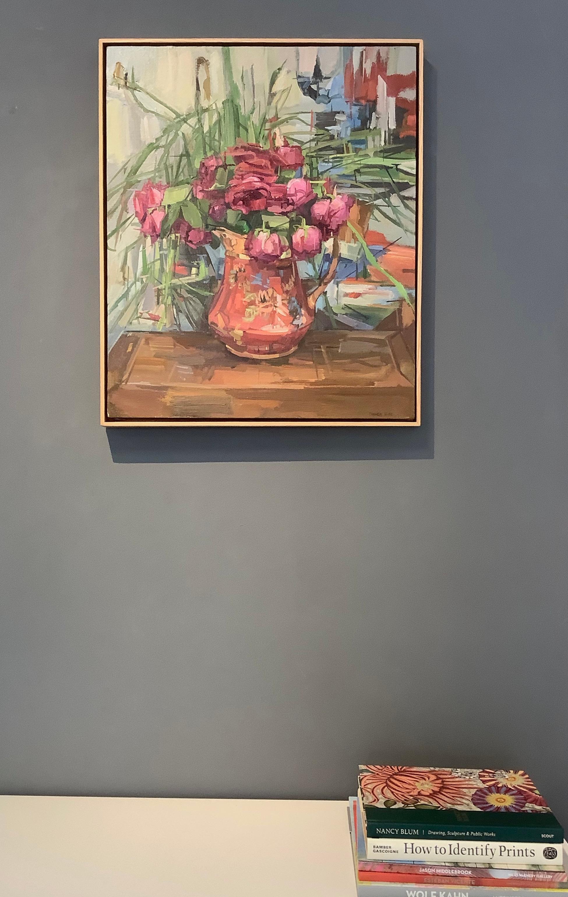 Pichet à fleurs vert, botanique, rouge, rose foncé, sur table en bois - Contemporain Painting par Francis Sills