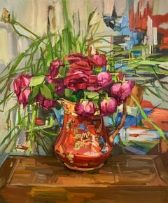 Pichet à fleurs vert, botanique, rouge, rose foncé, sur table en bois