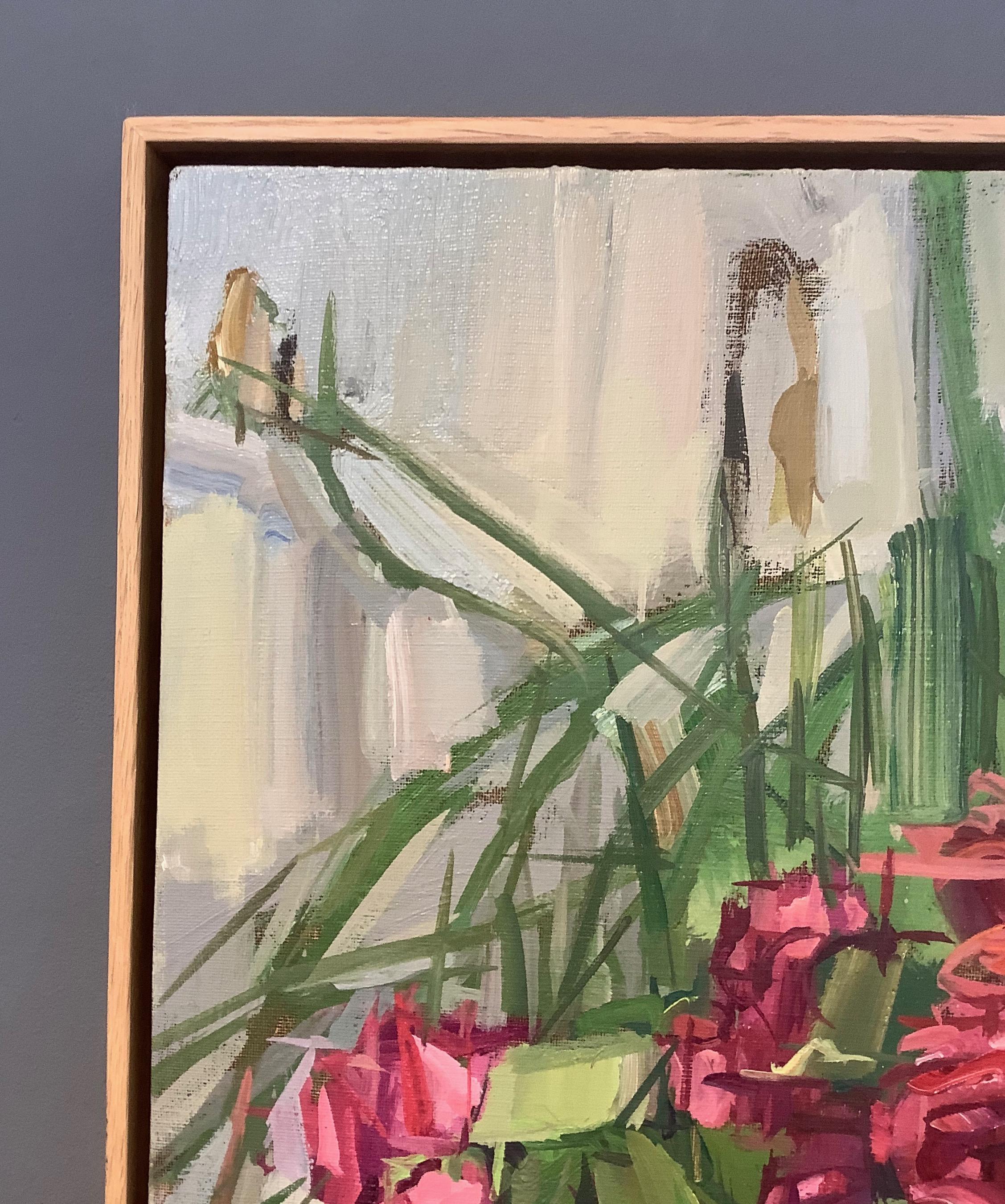En este bodegón contemporáneo pintado al óleo sobre lino, una jarra con motivos florales sobre una mesa de madera sostiene rosas rosas y rojas de vivos colores con largas hojas en verdes tonos, libremente representadas.

Firmado en el anverso y