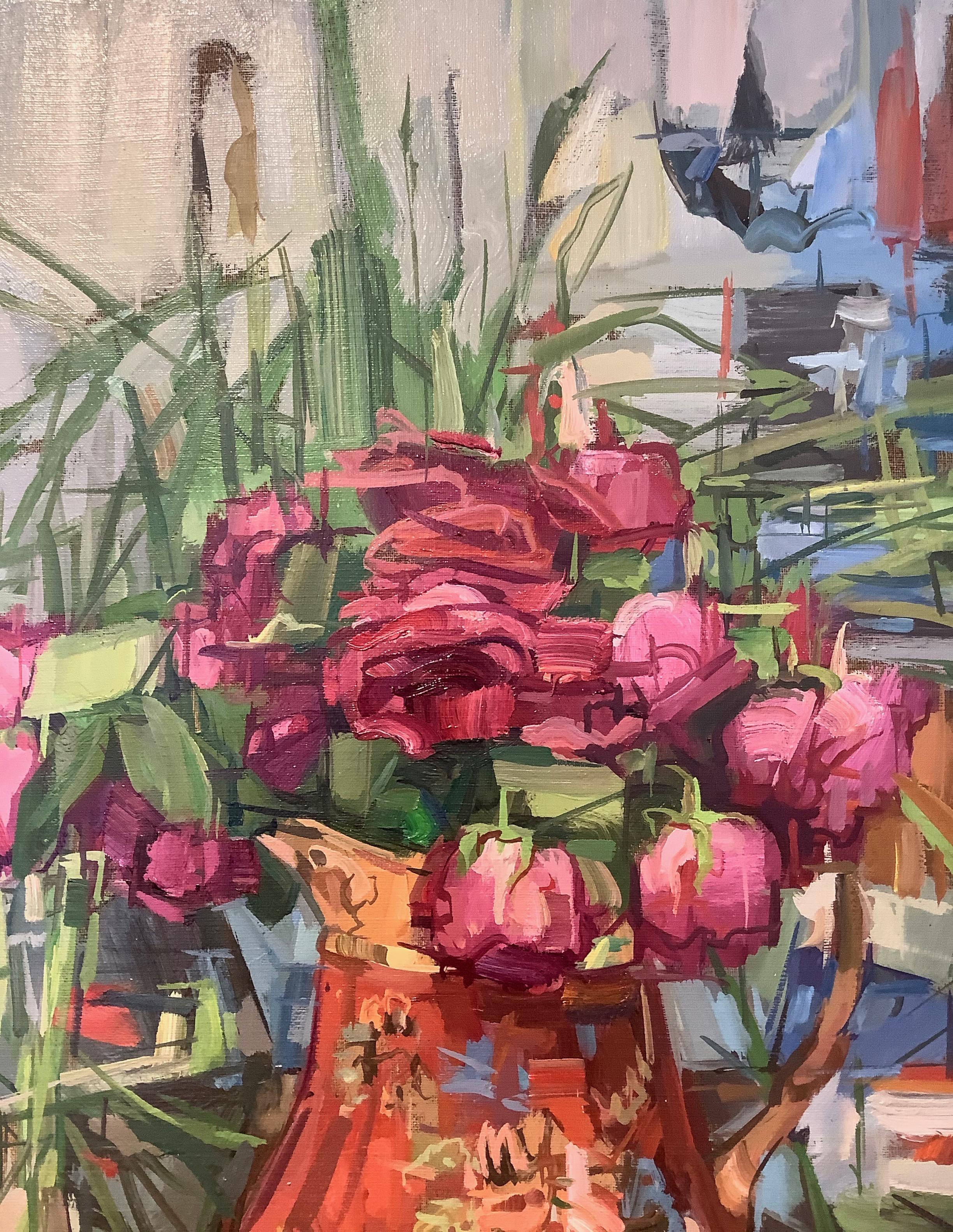 Rosas - Pintura Naturaleza Muerta Flores rosas rojas en jarra sobre mesa de madera, 2020 en venta 1