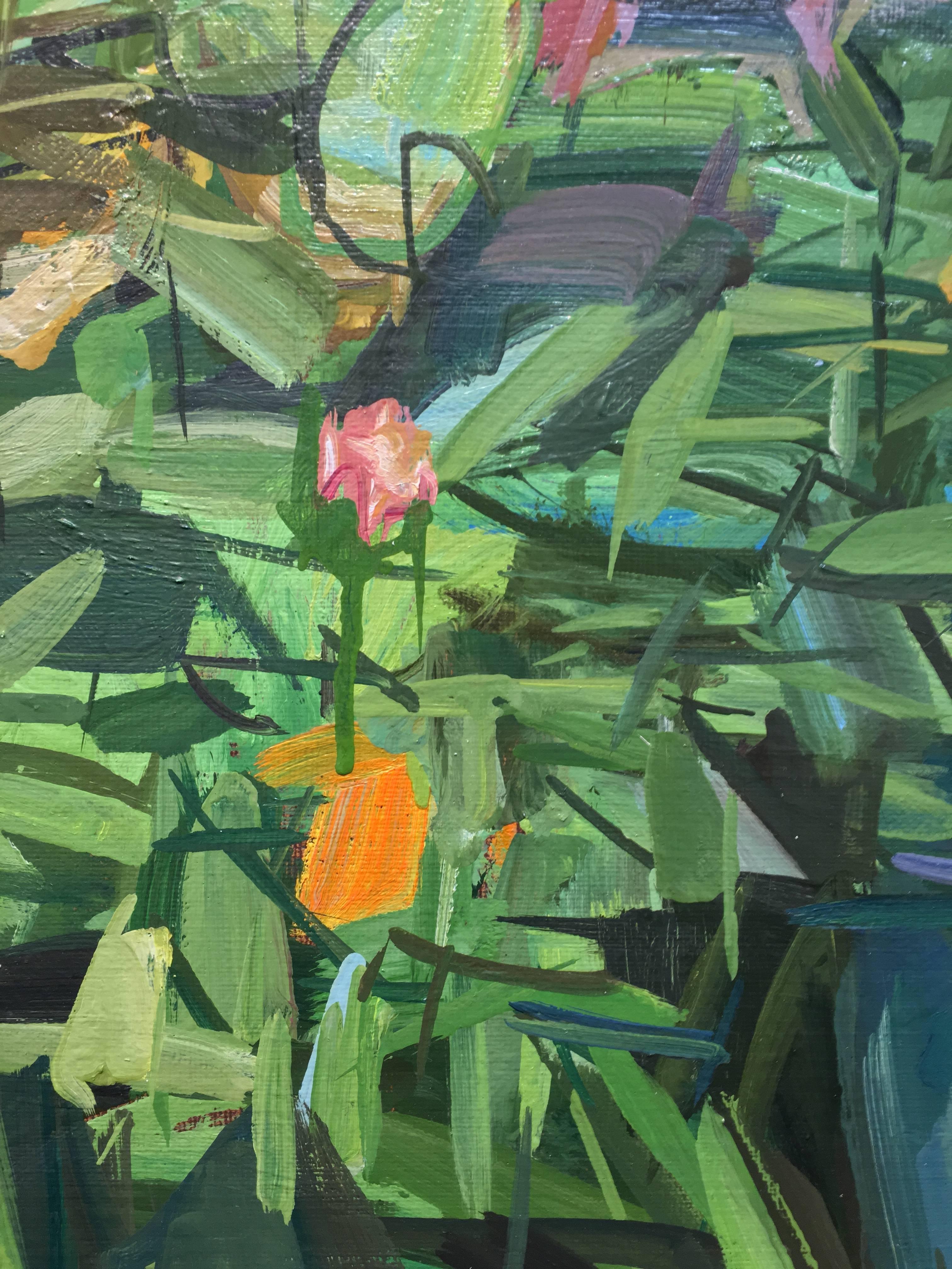 Pintura botánica contemporánea al óleo sobre tabla de plantas y flores en un patio trasero de la serie de 2017 Flora Paintings de Francis Sills. Las verdes tonalidades del verde se ven realzadas por los tonos más cálidos de las flores y la planta