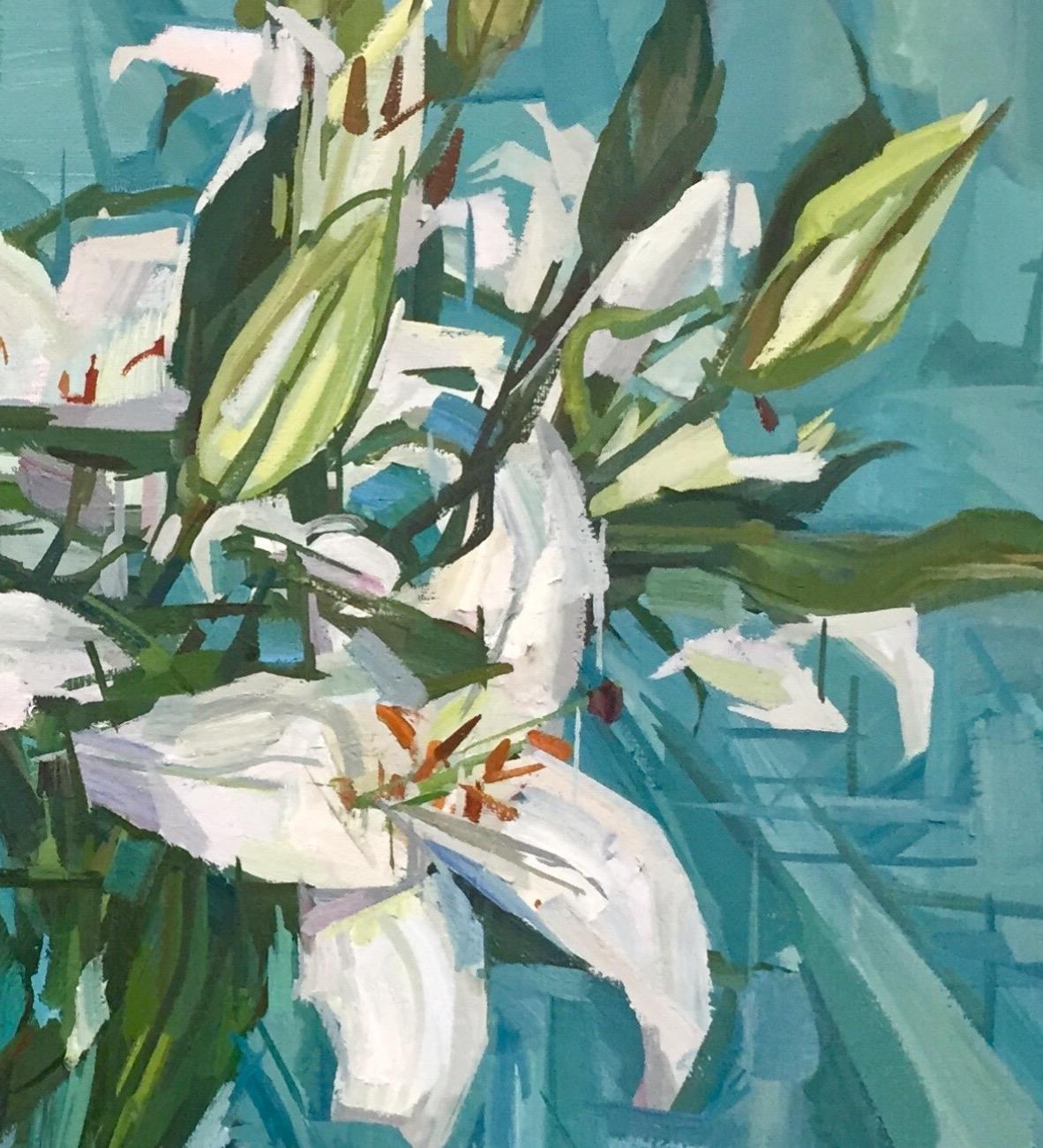 Auf diesem zeitgenössischen Blumenstillleben in Öl auf Leinen, das in einer Vase arrangiert ist, werden die elfenbeinfarbenen Blütenblätter und grünen Blätter des Straußes aus weißen Lilien durch den leuchtend blauen Hintergrund wunderbar ergänzt.