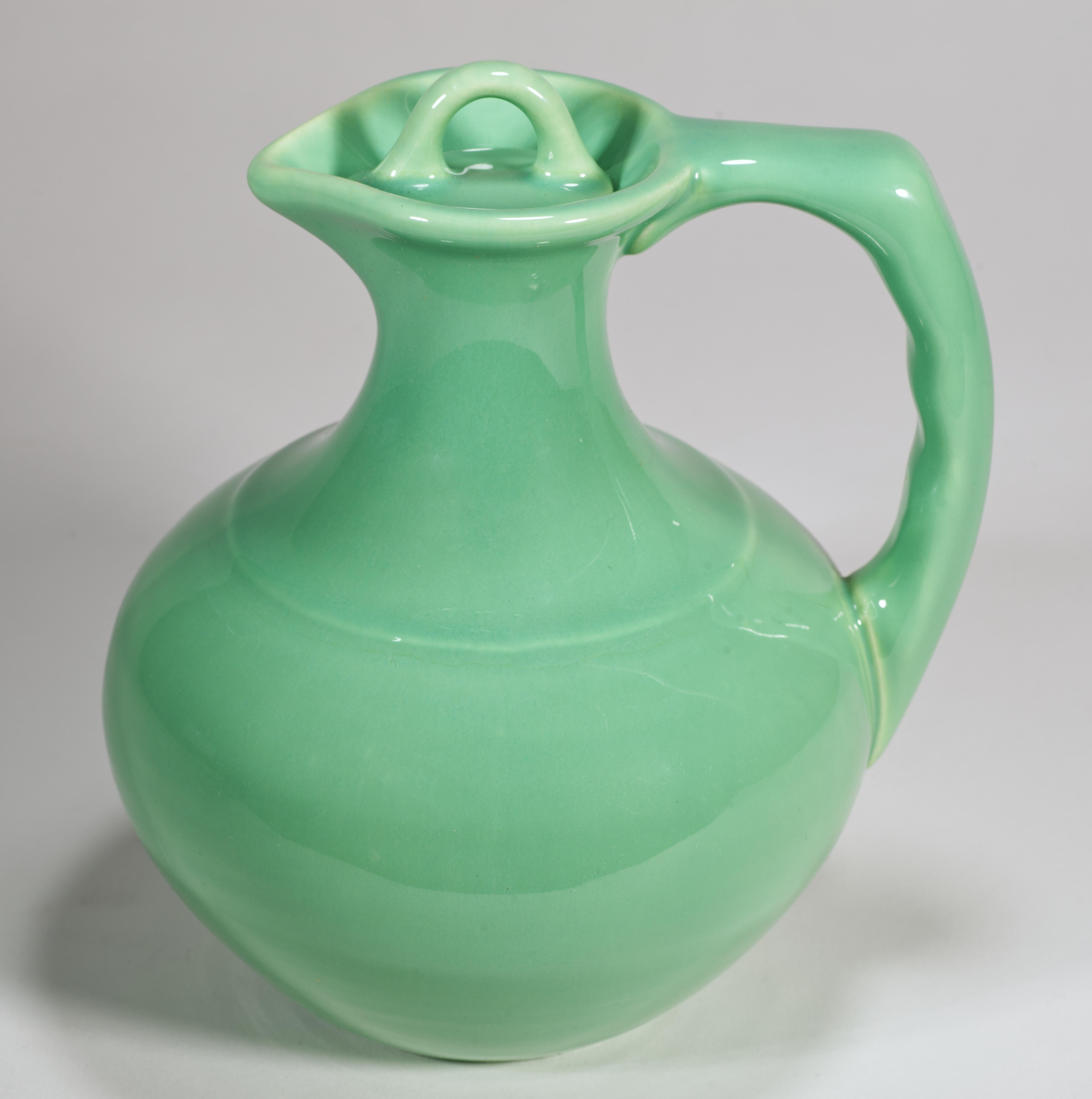  La jarra o jarro con tapa de estilo Art decó vintage presenta un diseño sencillo y limpio, el icónico asa en forma de taza 