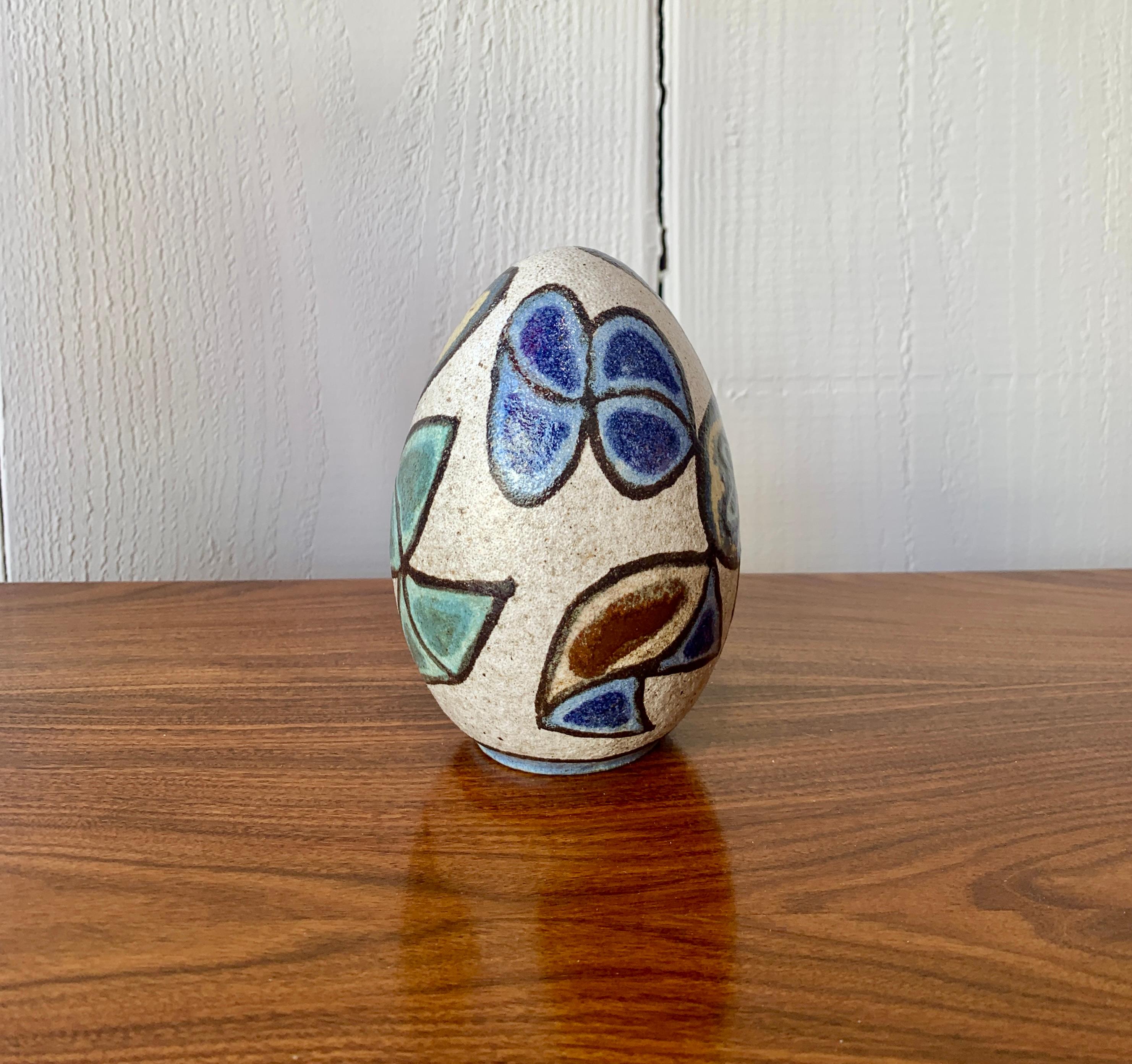Francisco Brennand - Recife - Brazil (1927-2019)
Ceramic egg, c. 1970
Egg-shaped painted ceramic with stylized plant motifs.
Punch from the Oficina Brennand Manufacture (made in Brazil).
 