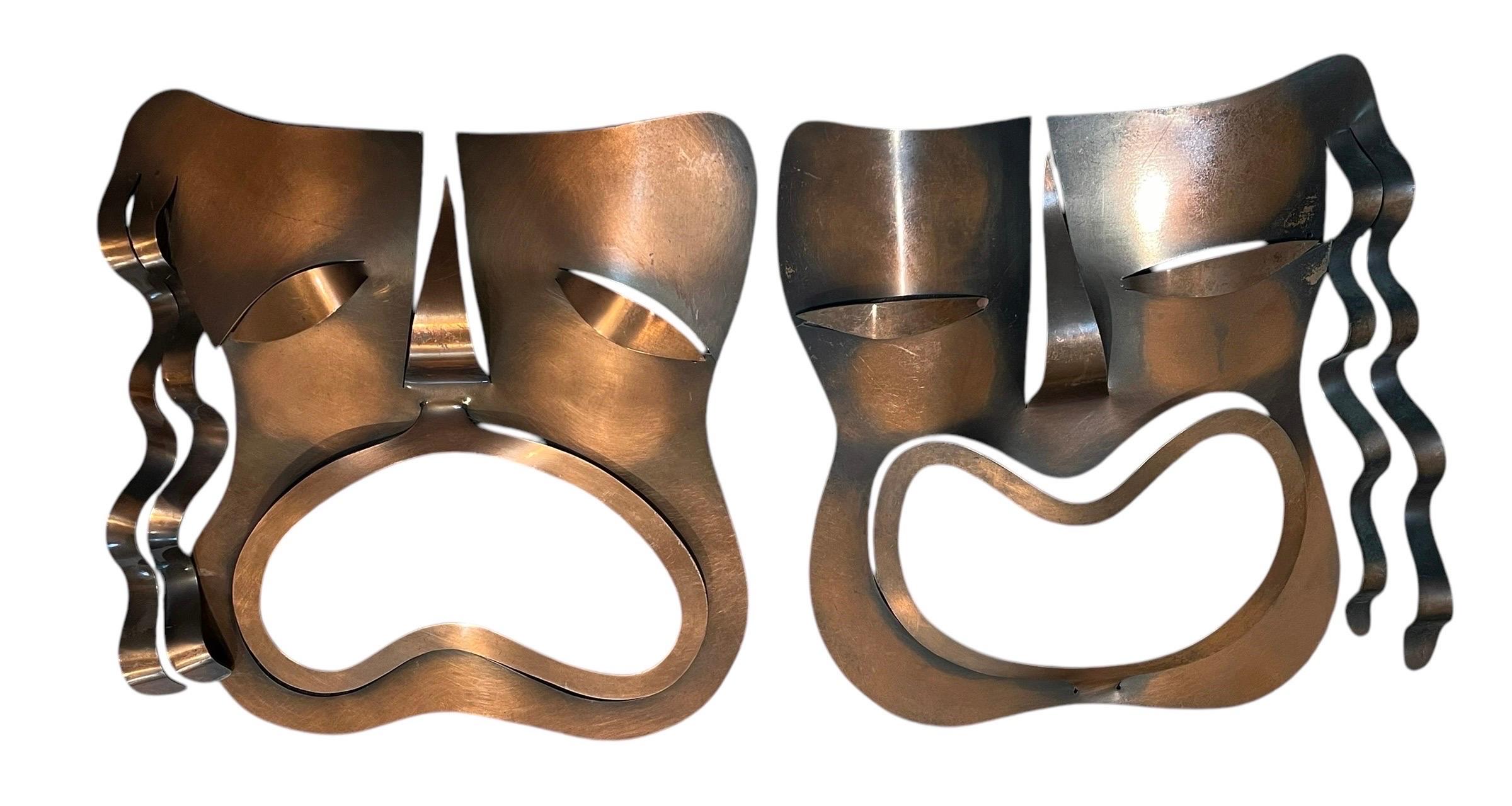 Rara coppia di sculture da parete a forma di maschera della commedia e della tragedia in rame battuto a mano del modernista newyorkese Francisco (Frank) Rebajes. Ogni maschera misura 11