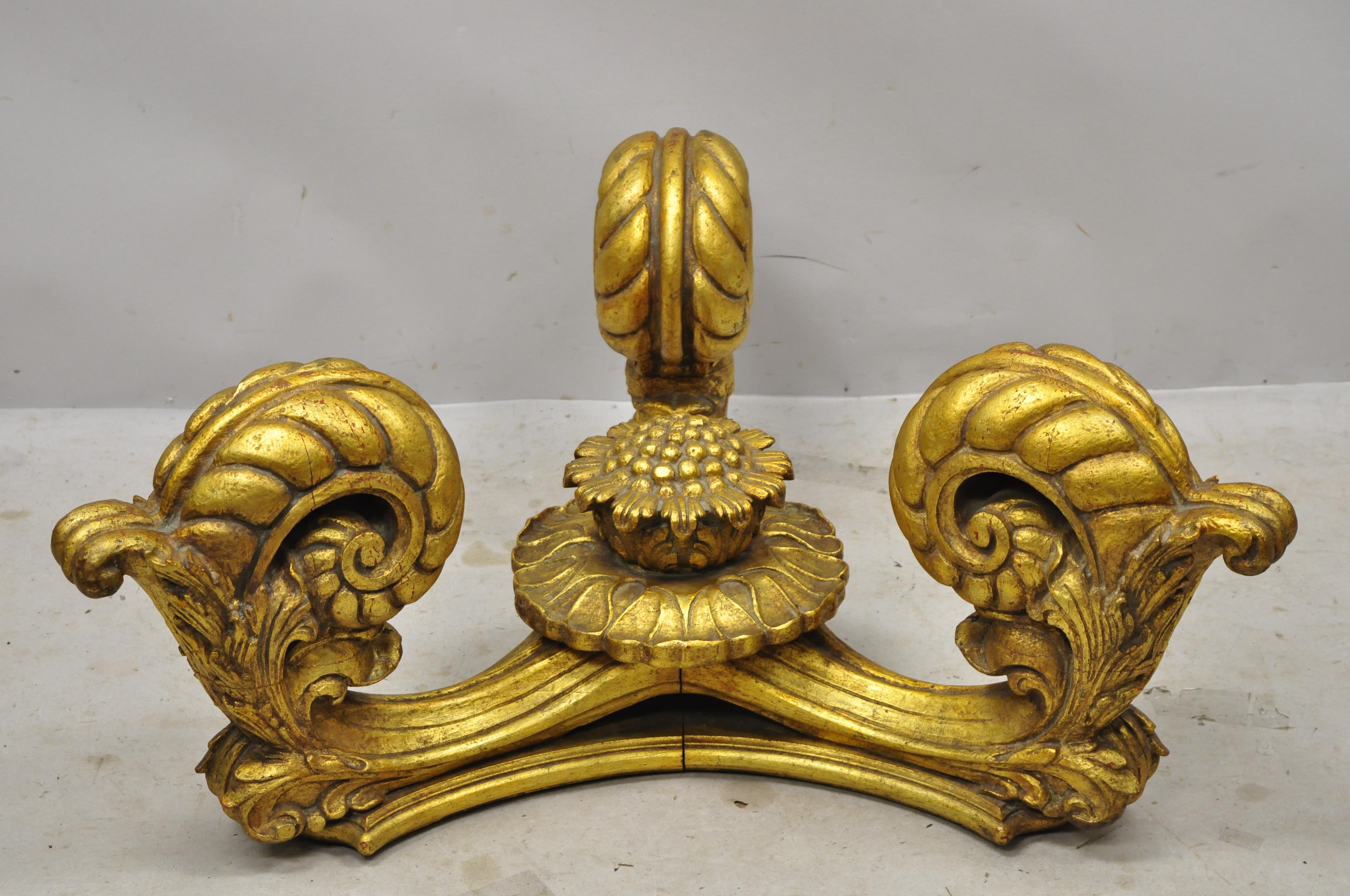 Mesa de centro redonda de cristal dorado Francisco Hurtado Italian Spanish Hollywood Regency. Artículo con base de madera maciza tallada, tapa de cristal redondo grueso, acabado envejecido, etiqueta original, artículo vintage muy bonito, gran estilo