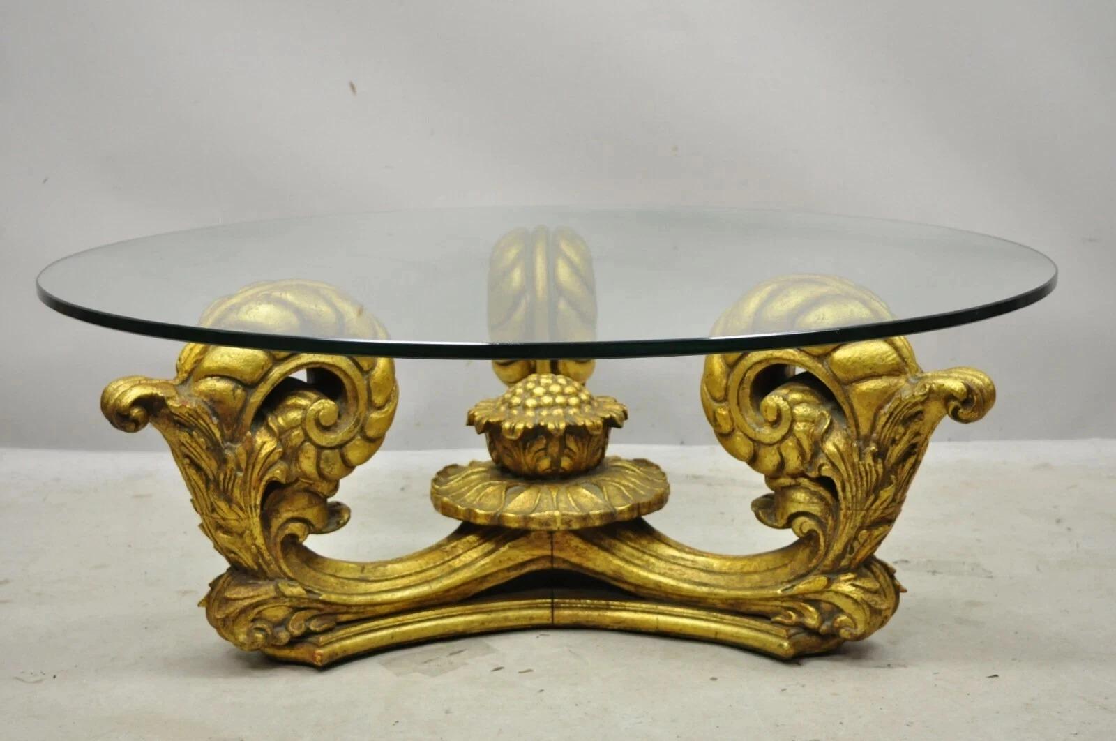 Table basse en bois doré vintage espagnol Hollywood Regency par Francisco Hurtado. Cet article se caractérise par une base en bois massif sculpté, un plateau en verre épais et rond, une finition vieillie, un Label d'origine, un très bel article