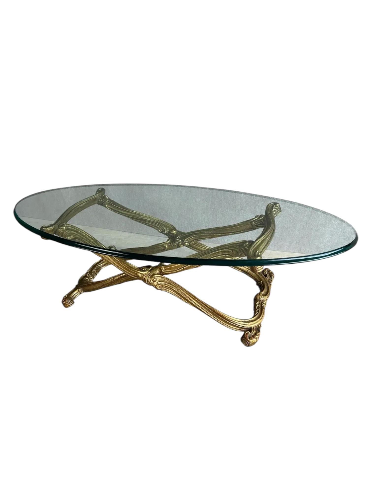 (Piano in vetro non incluso) Eleganza senza tempo per il tuo spazio abitativo grazie a questo splendido tavolino da caffè Francisco Hurtado in stile Regency. Caratterizzato da una base in legno dorato magistralmente intagliata con curve ampie e