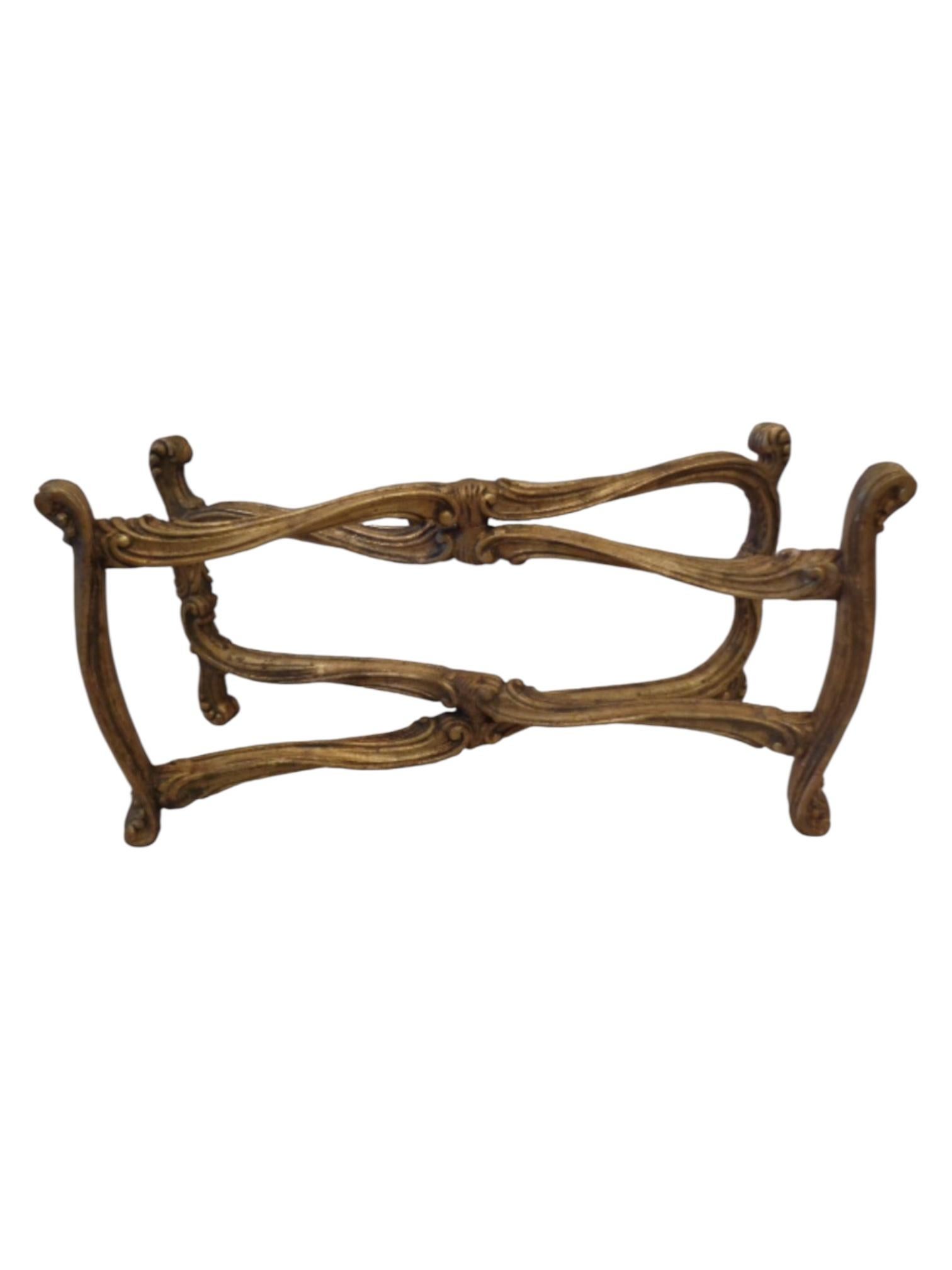 XX secolo Tavolo in legno dorato in stile Reggenza di Francisco Hurtado